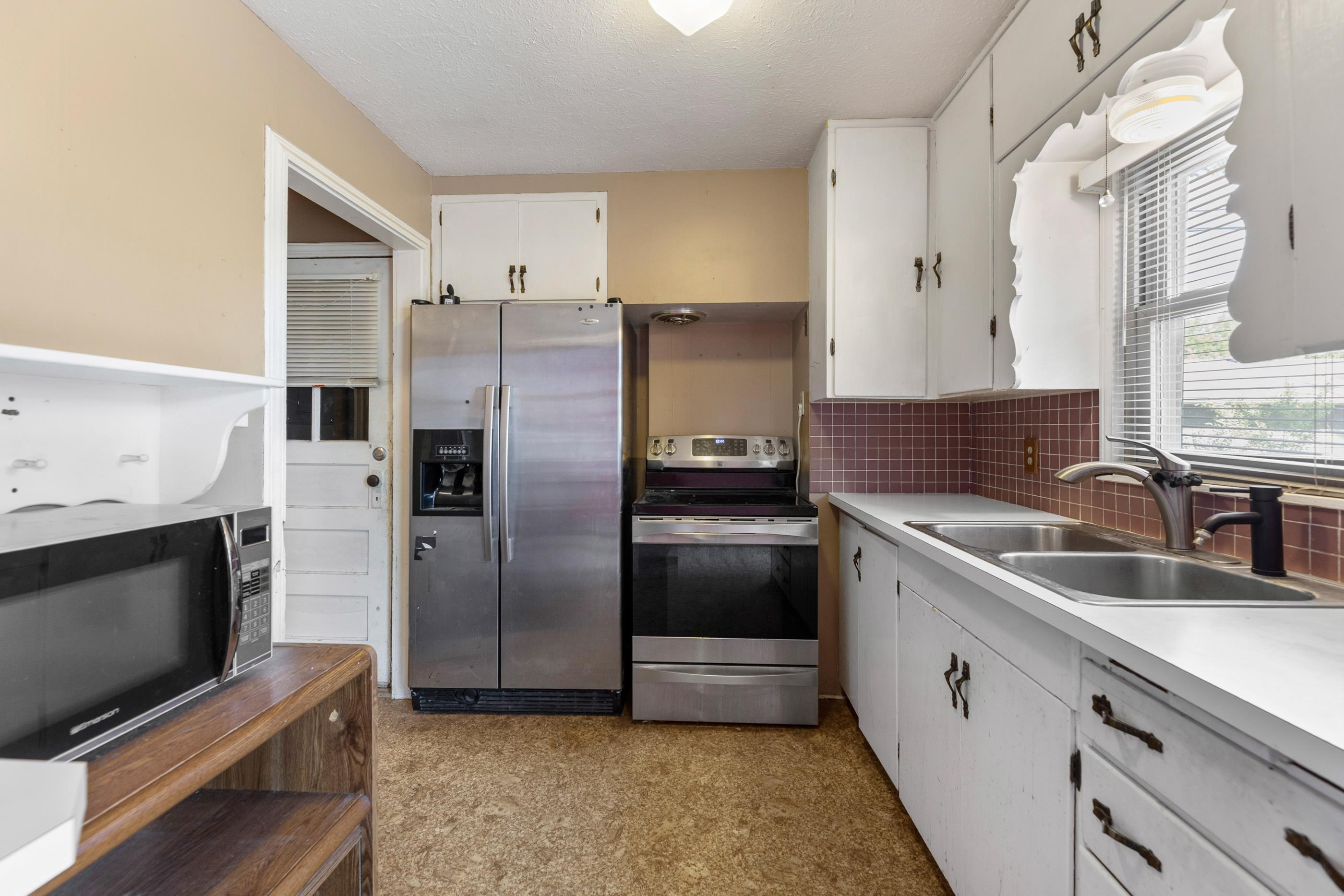 202 W 25th Ave, Hutchinson, KS 67502
