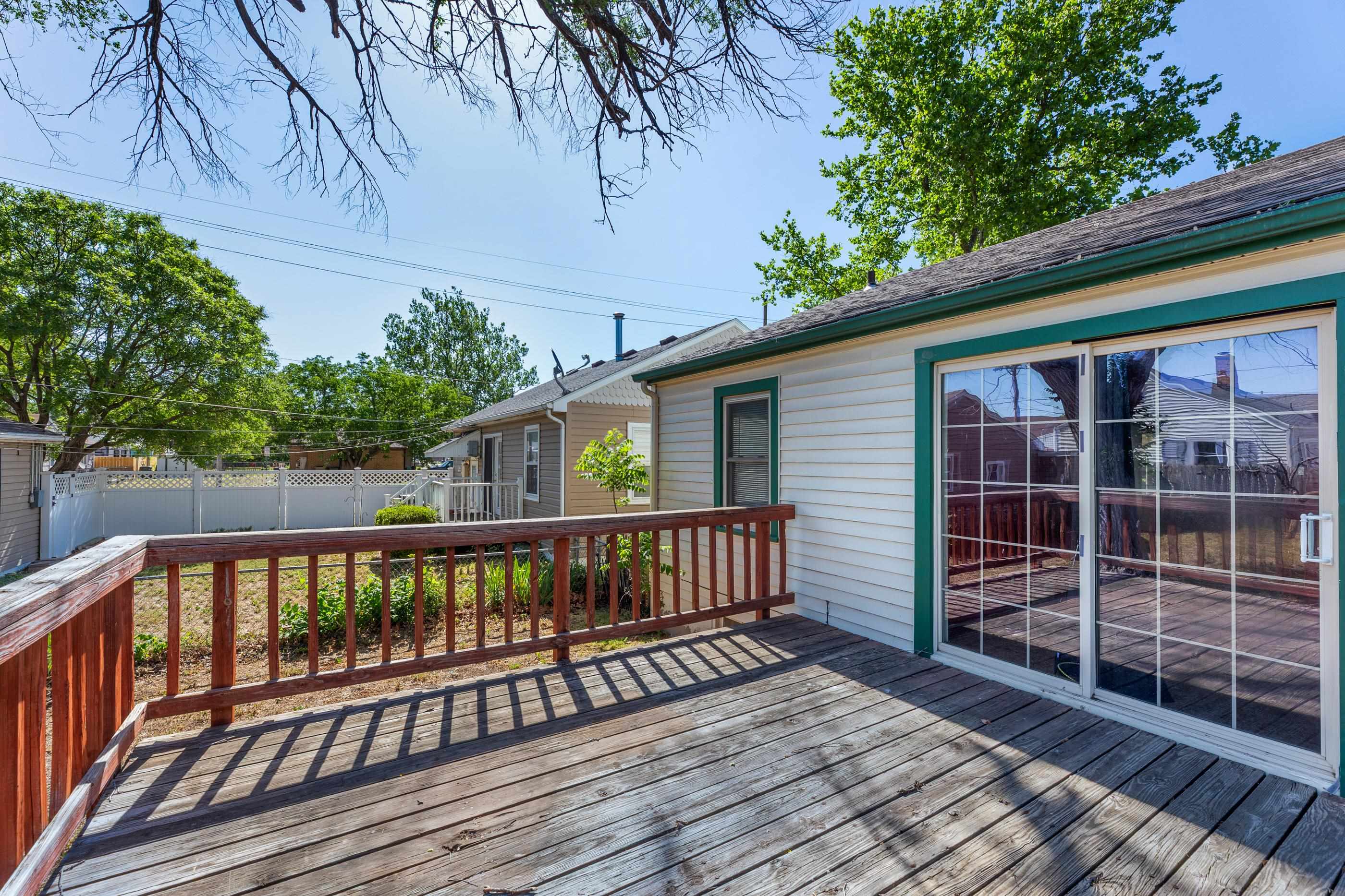202 W 25th Ave, Hutchinson, KS 67502