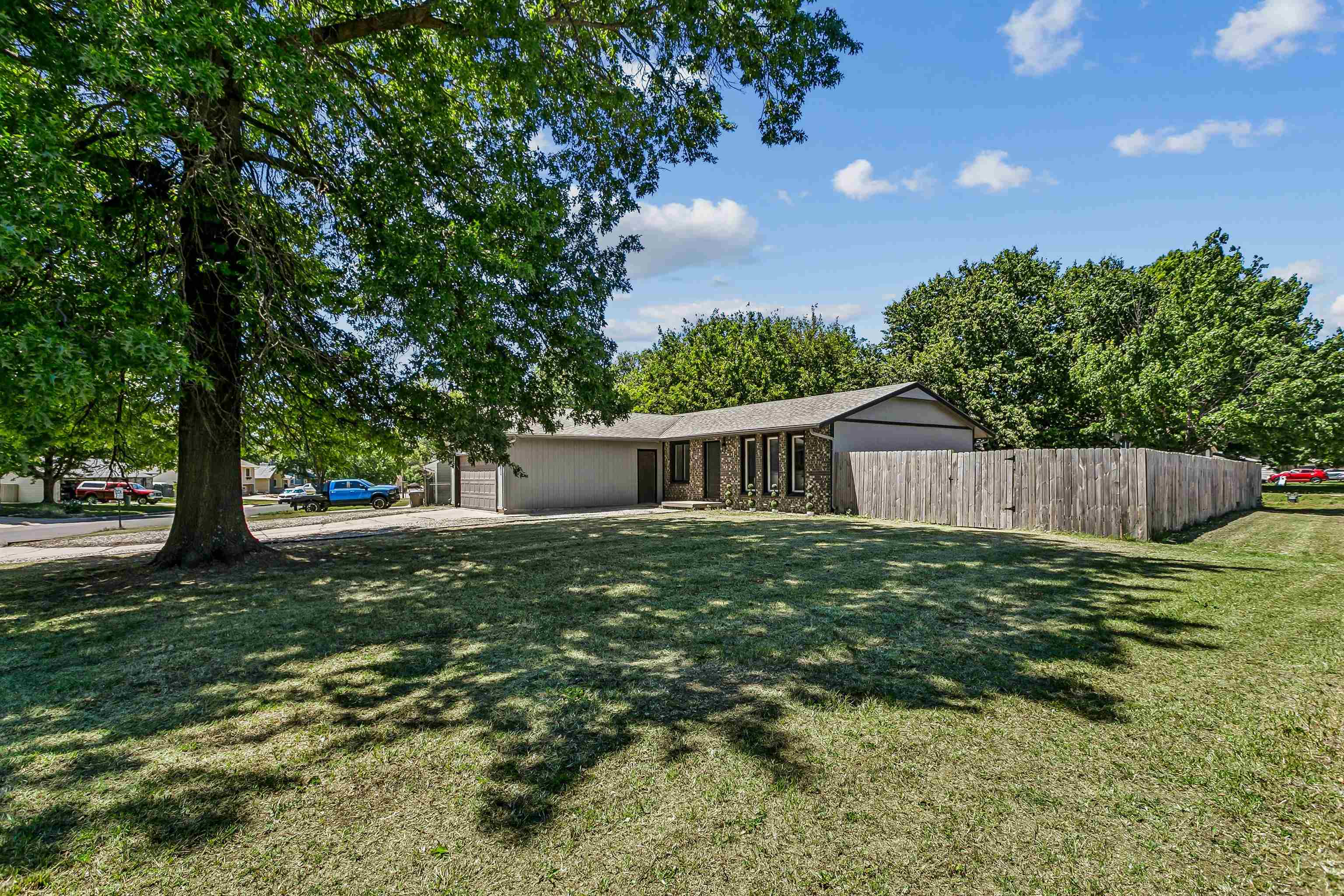302 W Cherokee Dr, Kechi, KS 67067