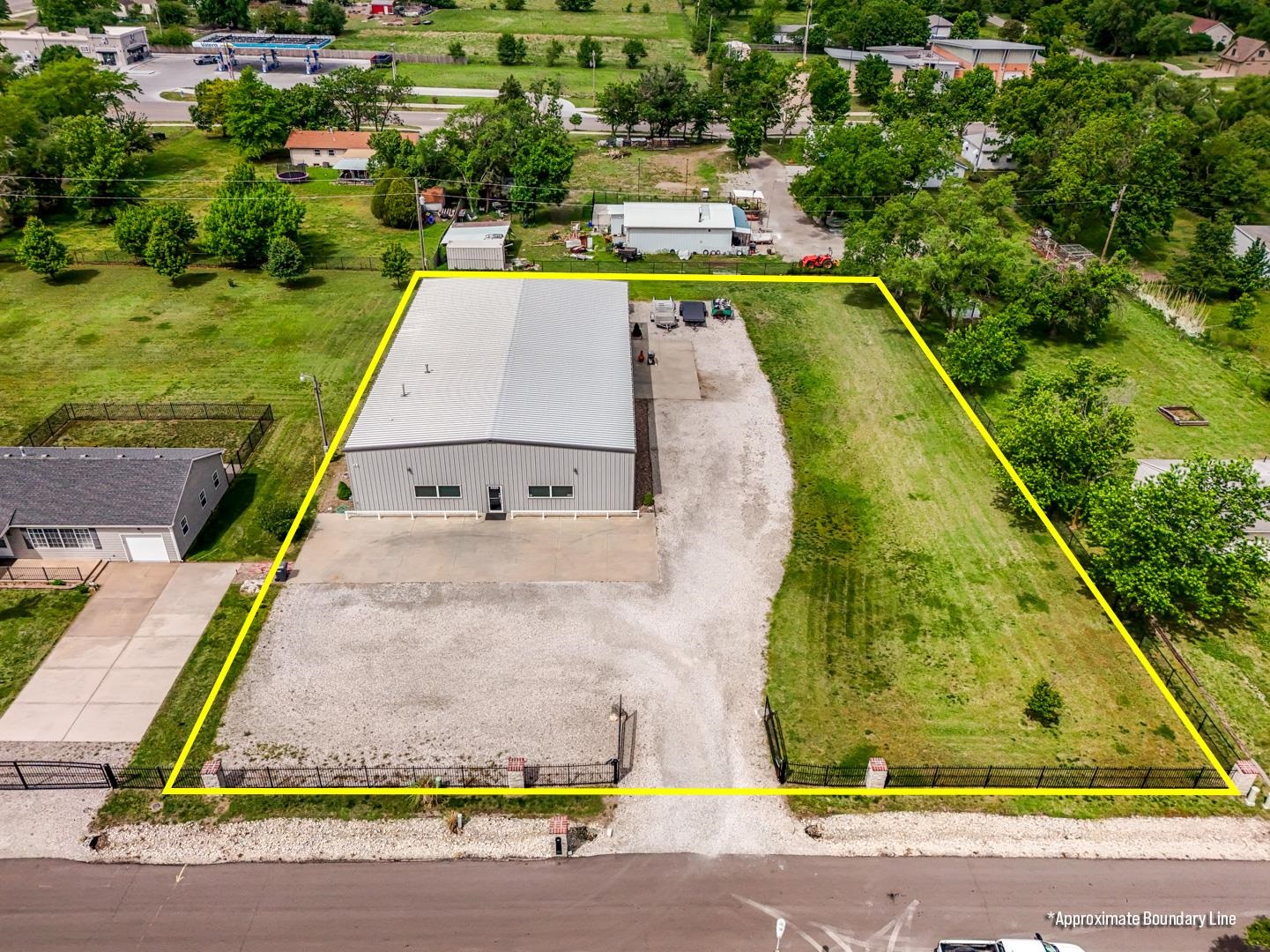2325 S Crest, Wichita, KS 67207