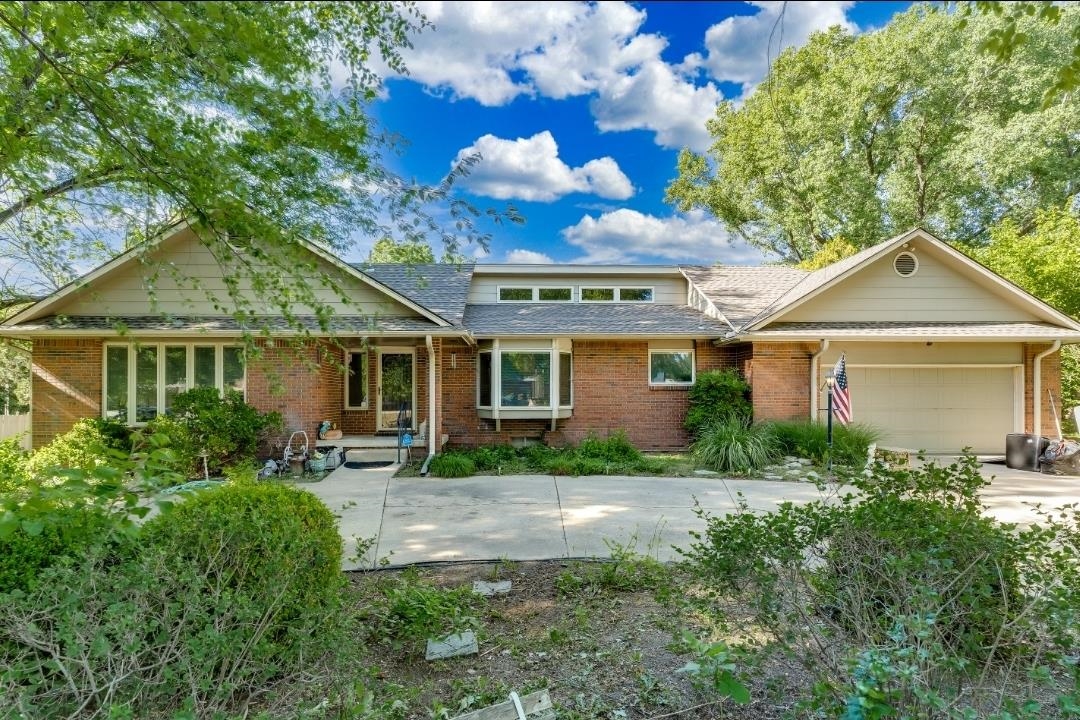 16 N Circle Dr, Mulvane, KS 67110