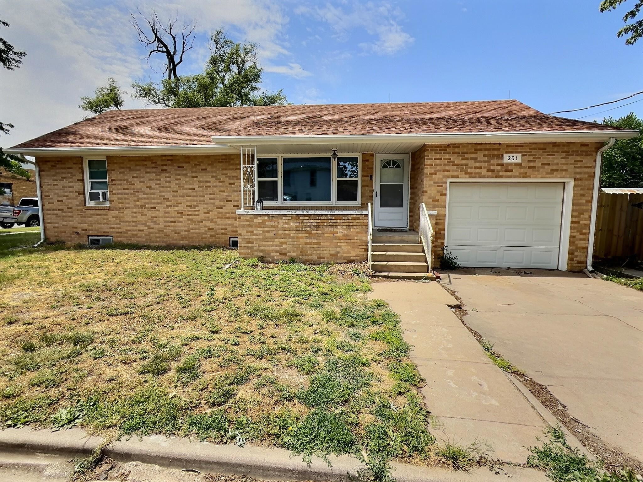 201 N Wedel Ave, Moundridge, KS 67107