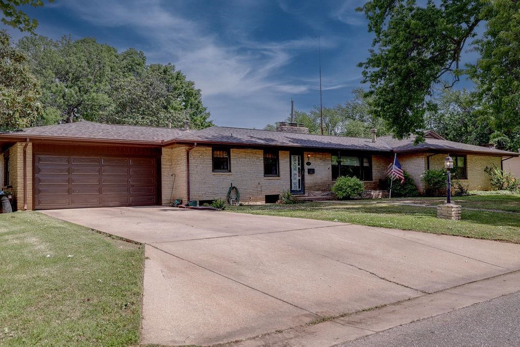 1810 E 13th Ave, Winfield, KS 67156