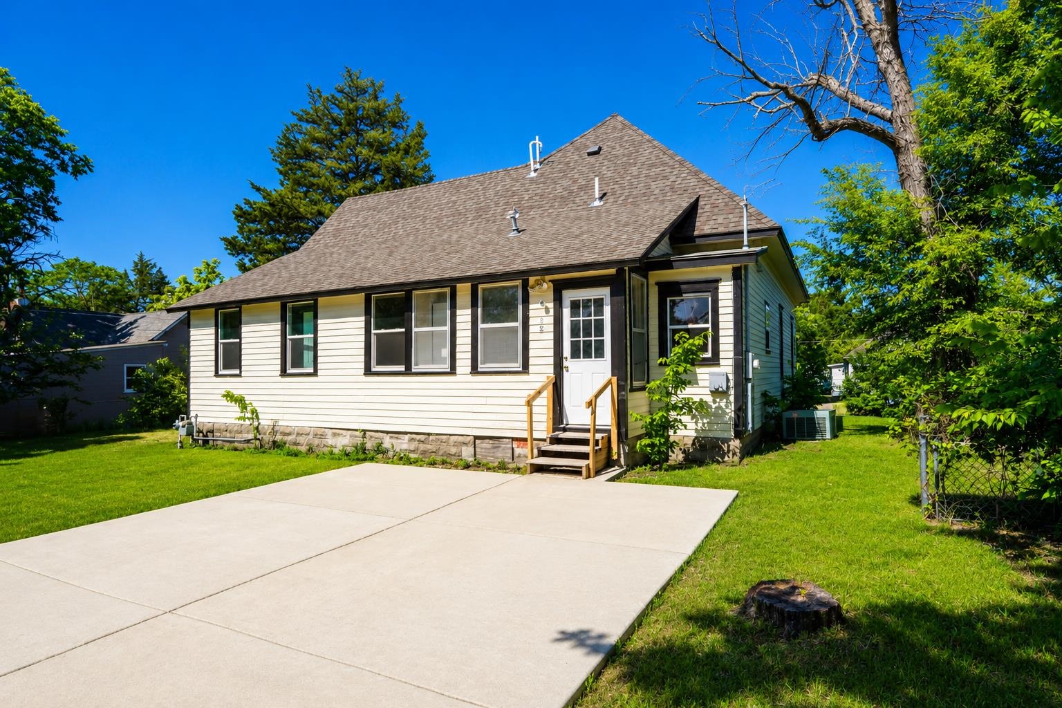 1114 N Pine St, Newton, KS 67114
