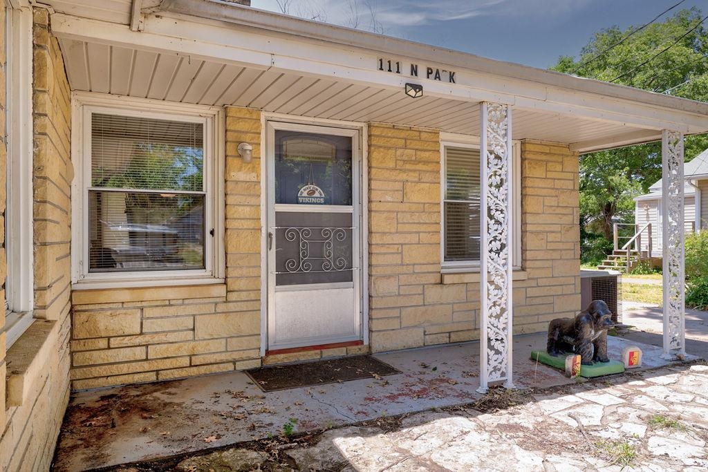 111 N Park St, Winfield, KS 67156