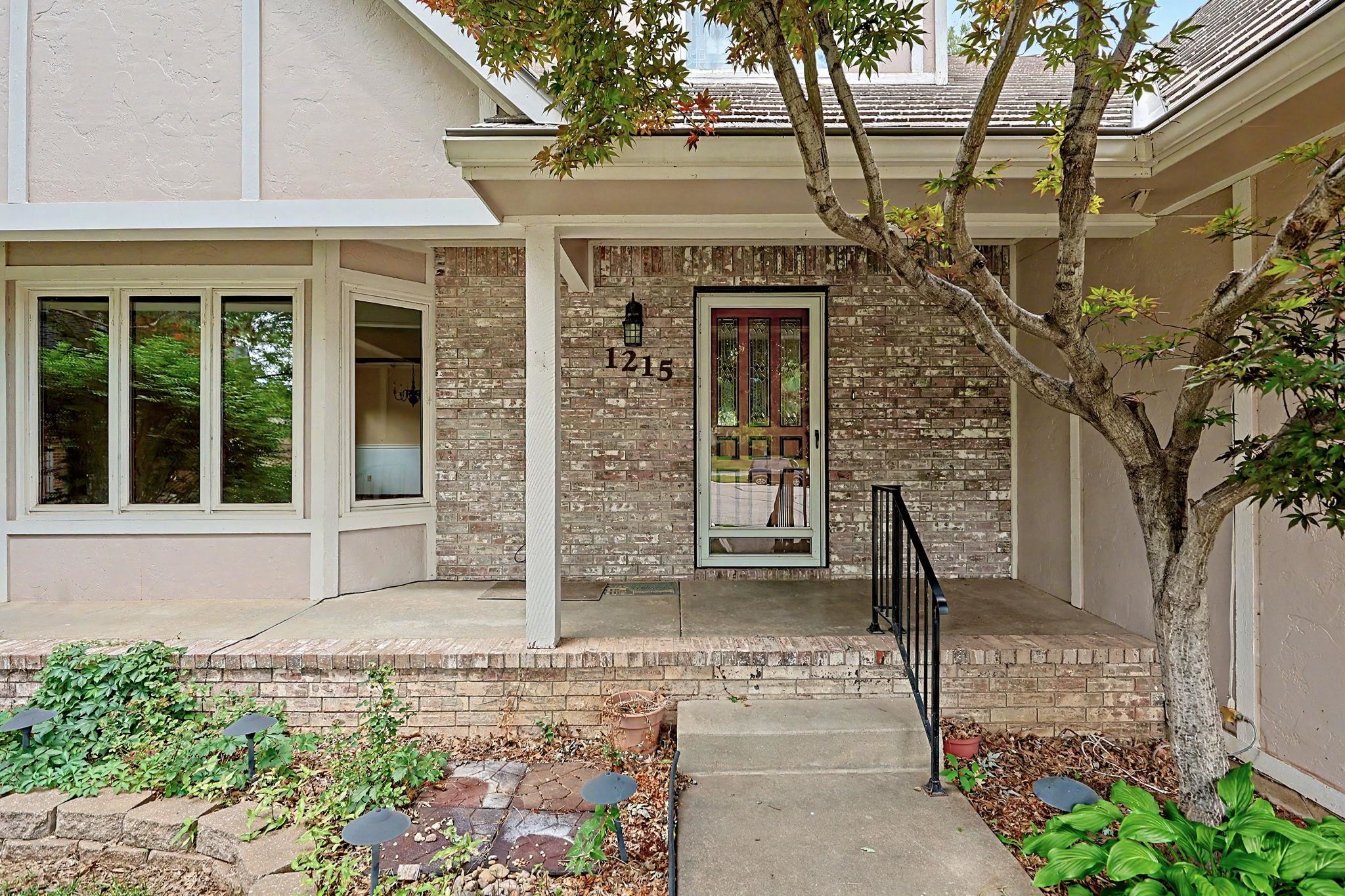 1215 N Fieldcrest Ct, Wichita, KS 67212