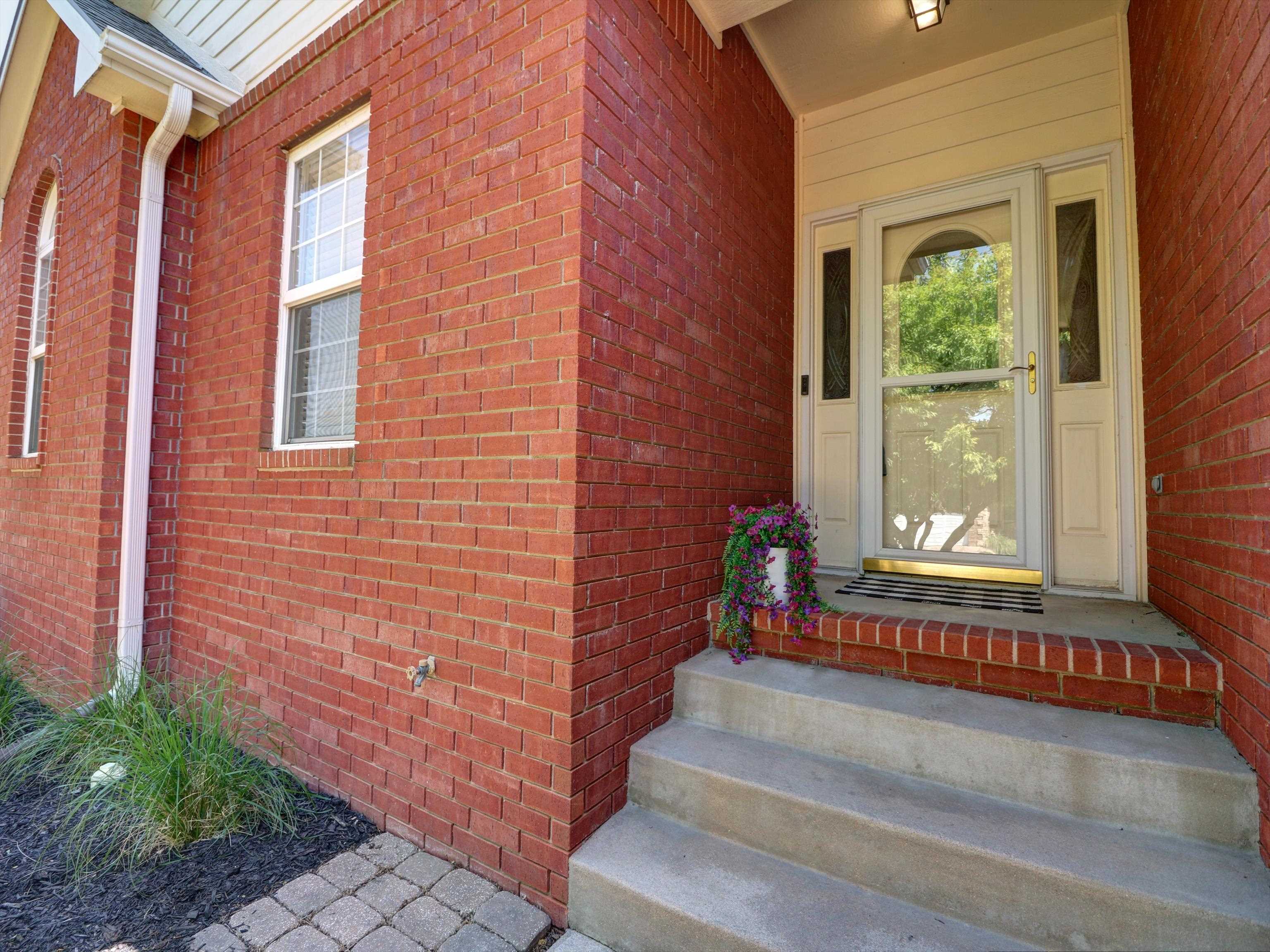10 Kansas Ct, Newton, KS 67114