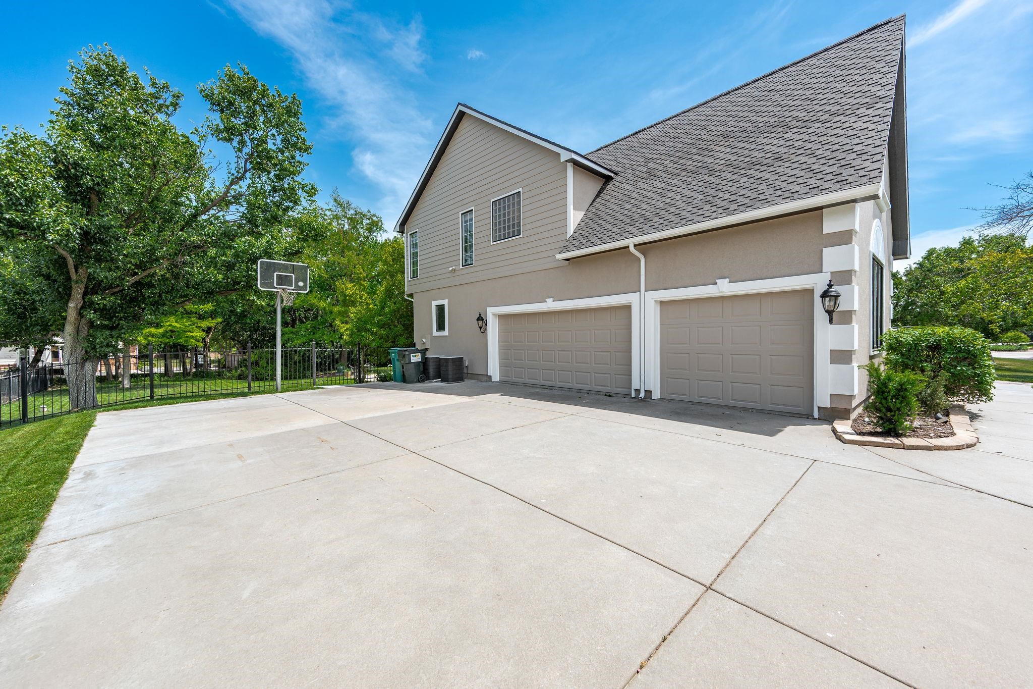 1025 N Woodridge Ct, Wichita, KS 67206