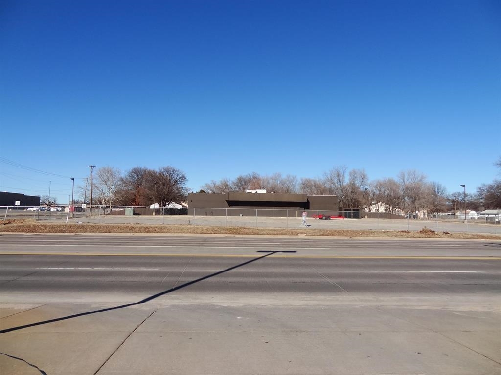 5602 E Harry St, Wichita, KS 67218