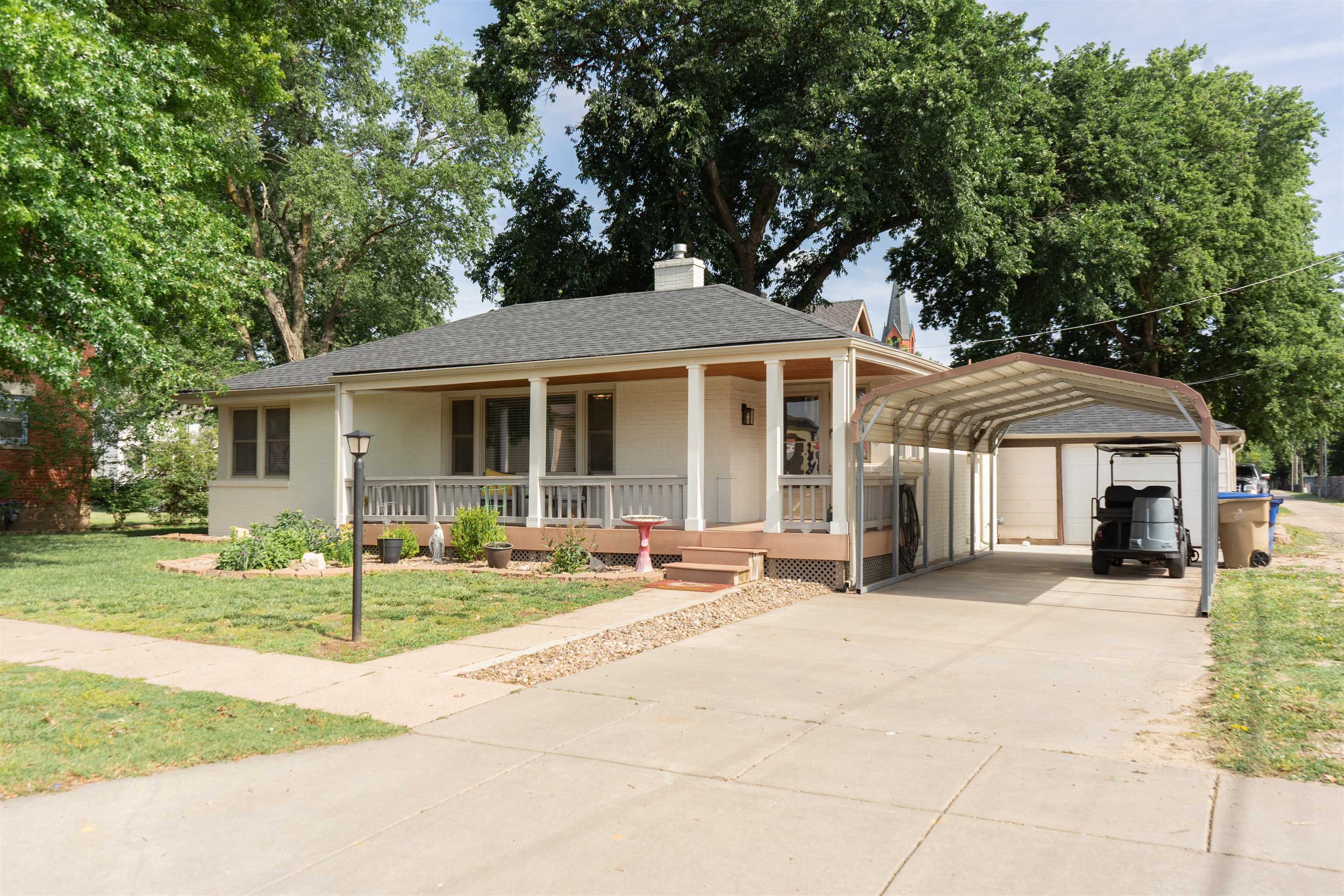 324 W 4th St, Andale, KS 67001