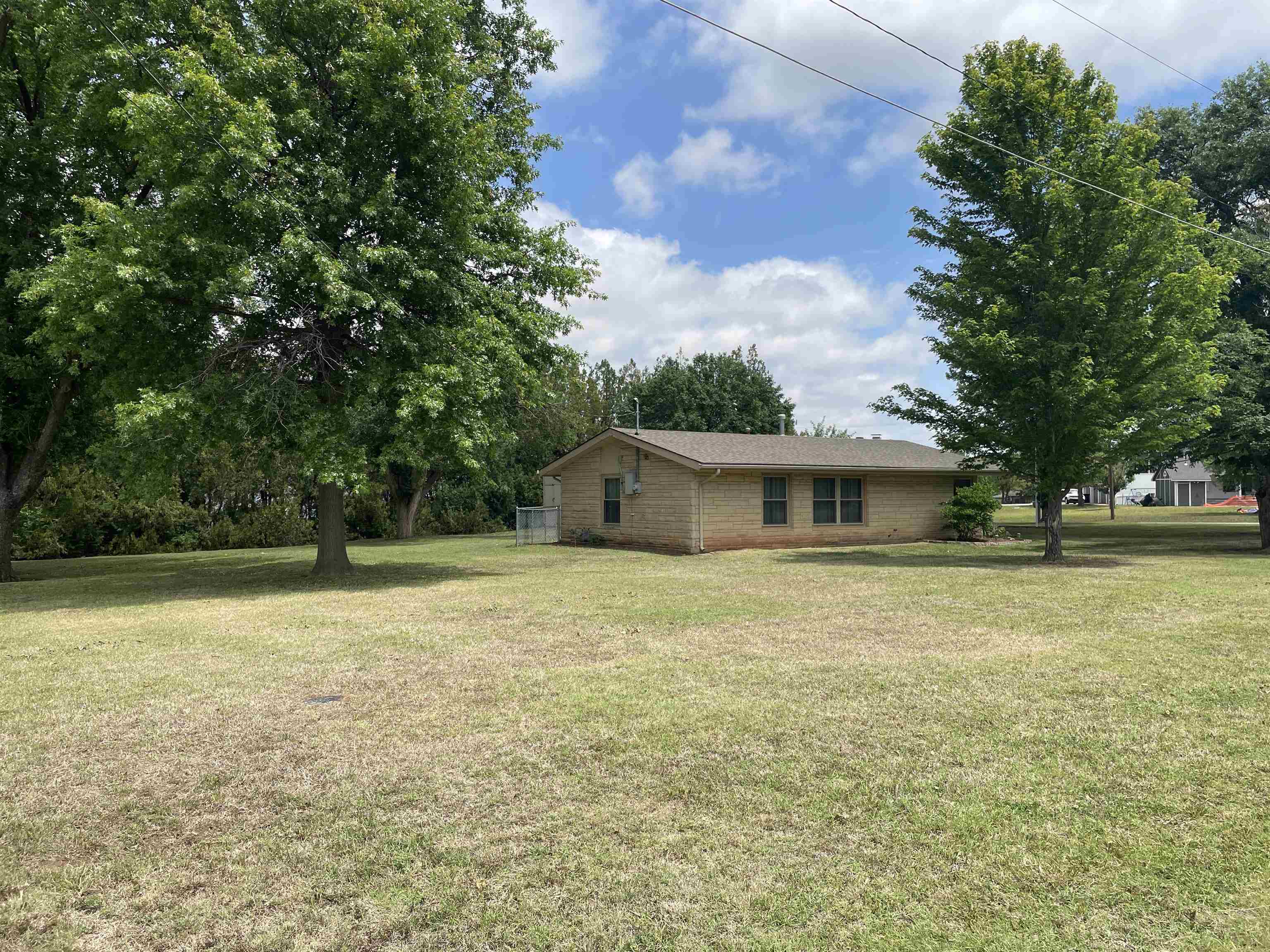 16 Grandview, Wellington, KS 67152