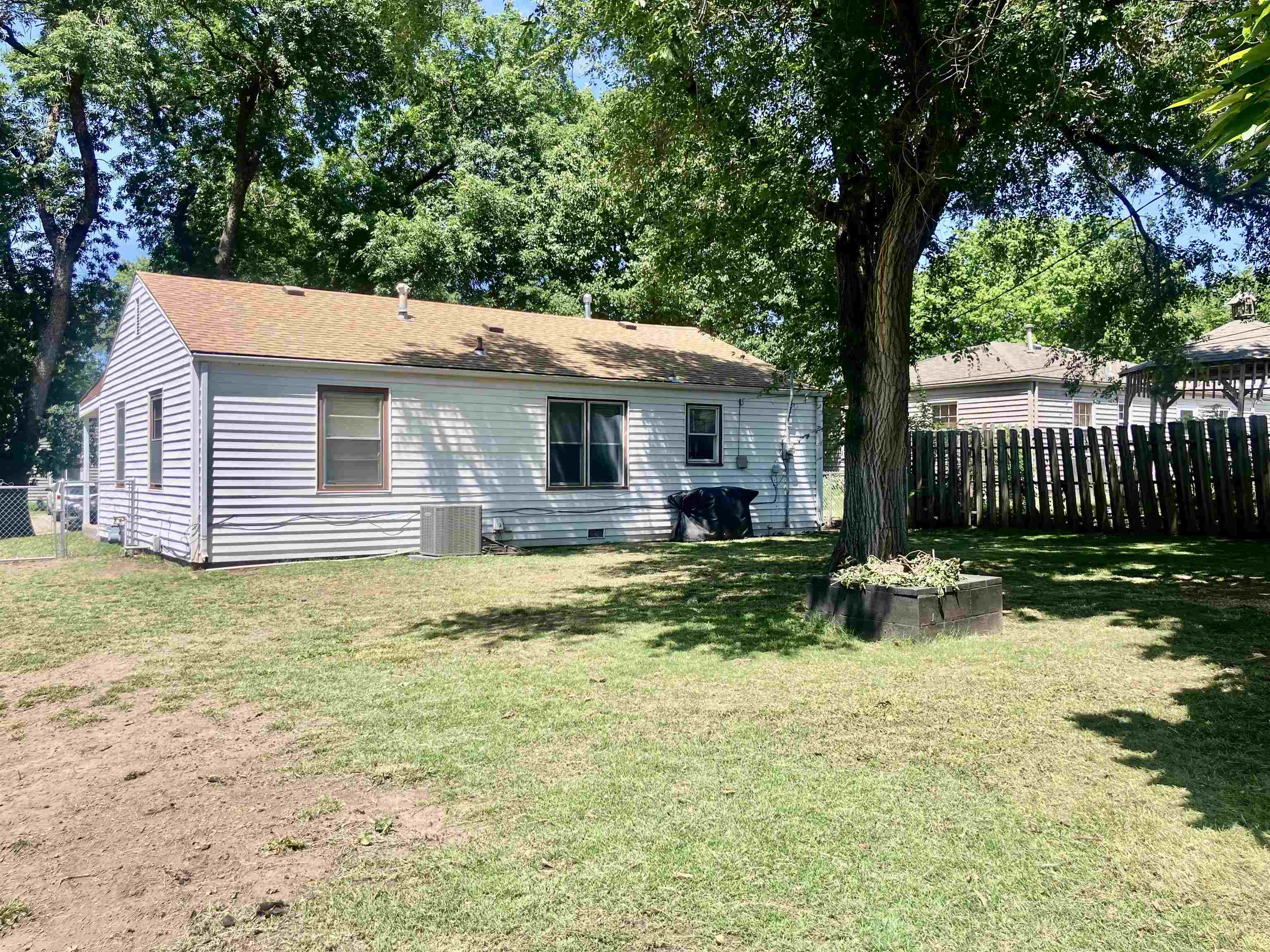 1629 E Gary St, Park City, KS 67219