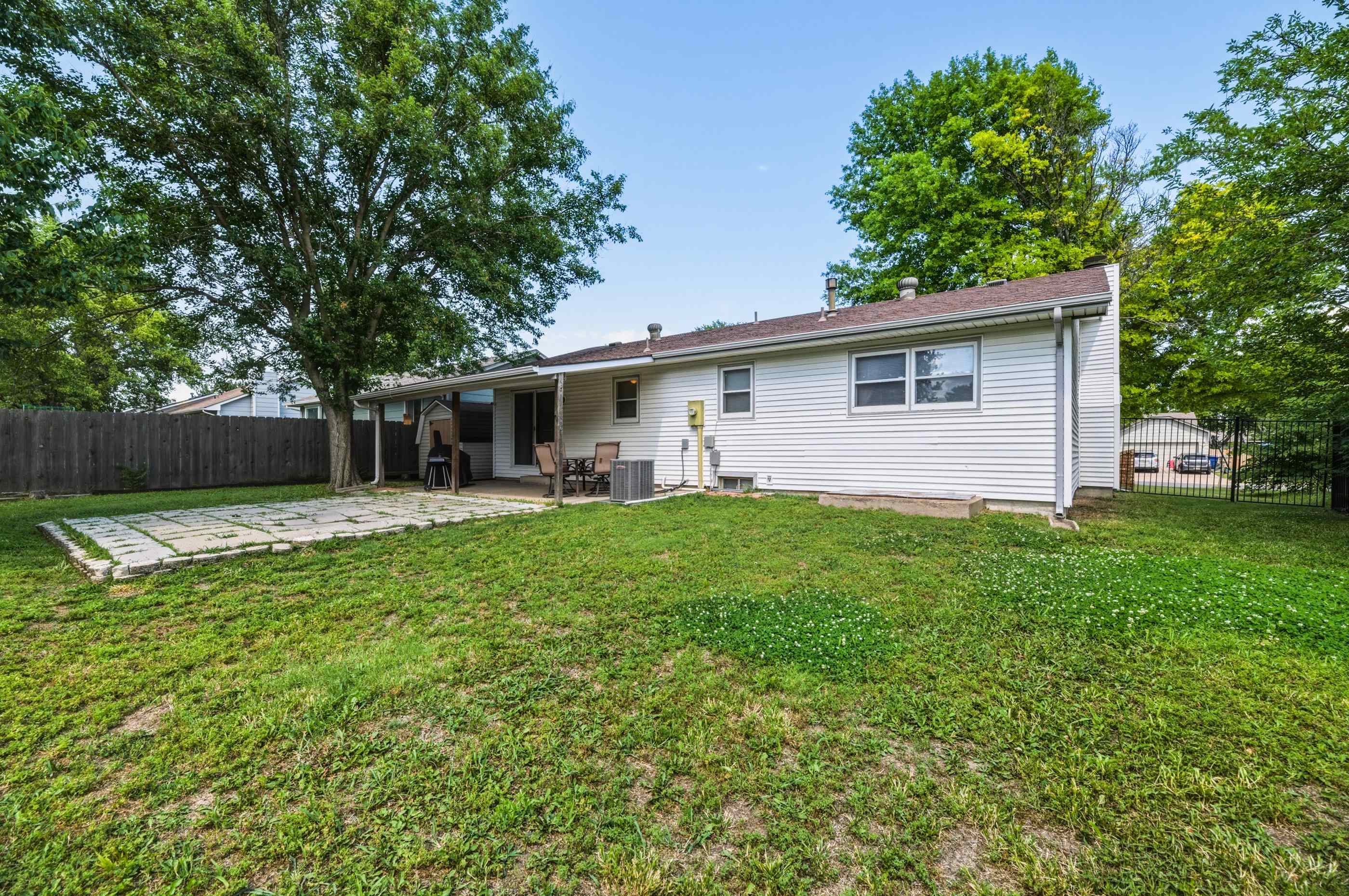 4109 N Danbury St, Bel Aire, KS 67220
