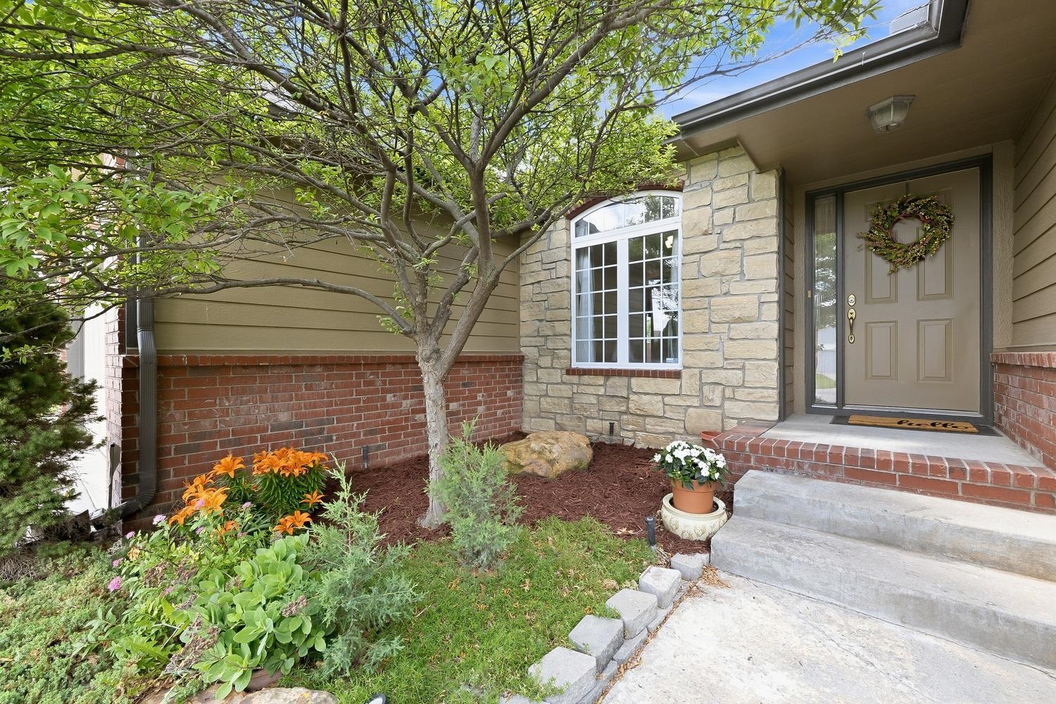 921 S Glenmoor, Wichita, KS 67207