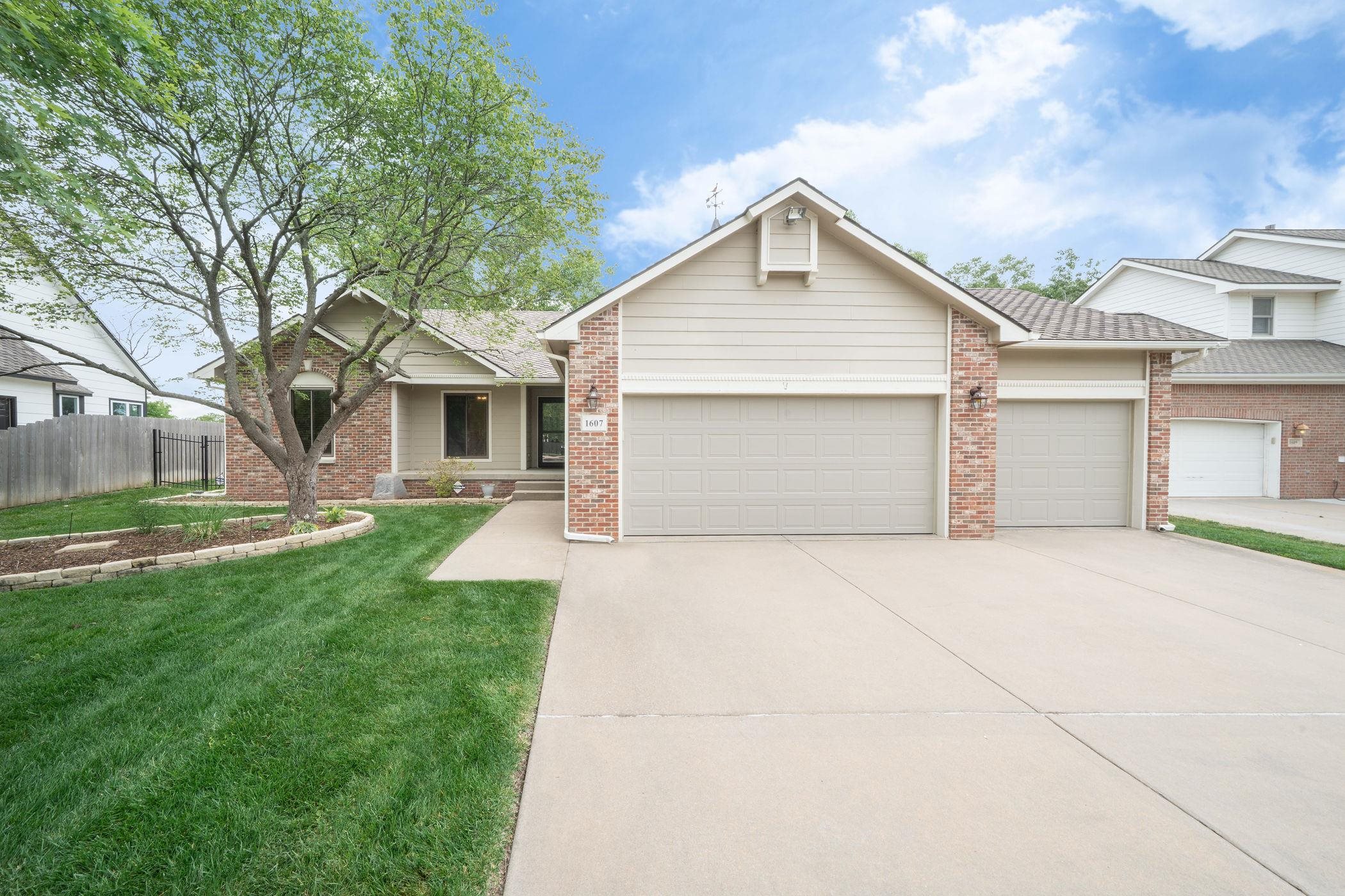 1607 N Woodridge Ct, Wichita, KS 67206