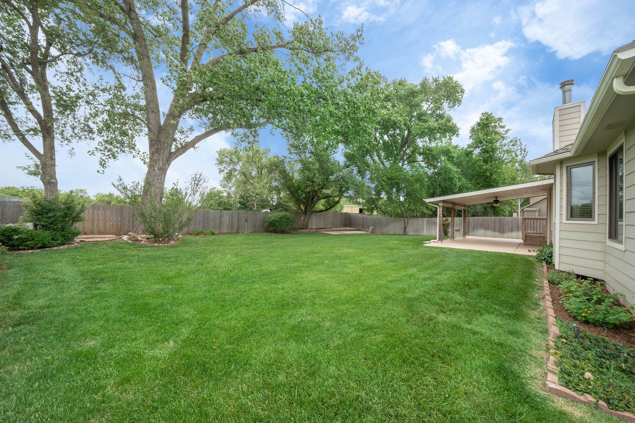 1607 N Woodridge Ct, Wichita, KS 67206