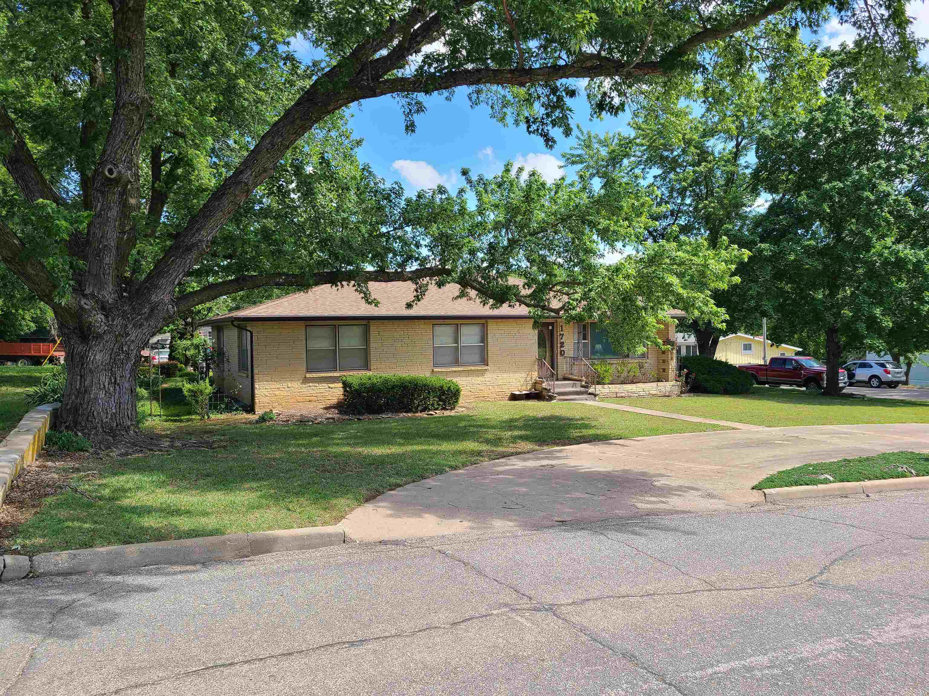 1720 Simpson, Winfield, KS 67156