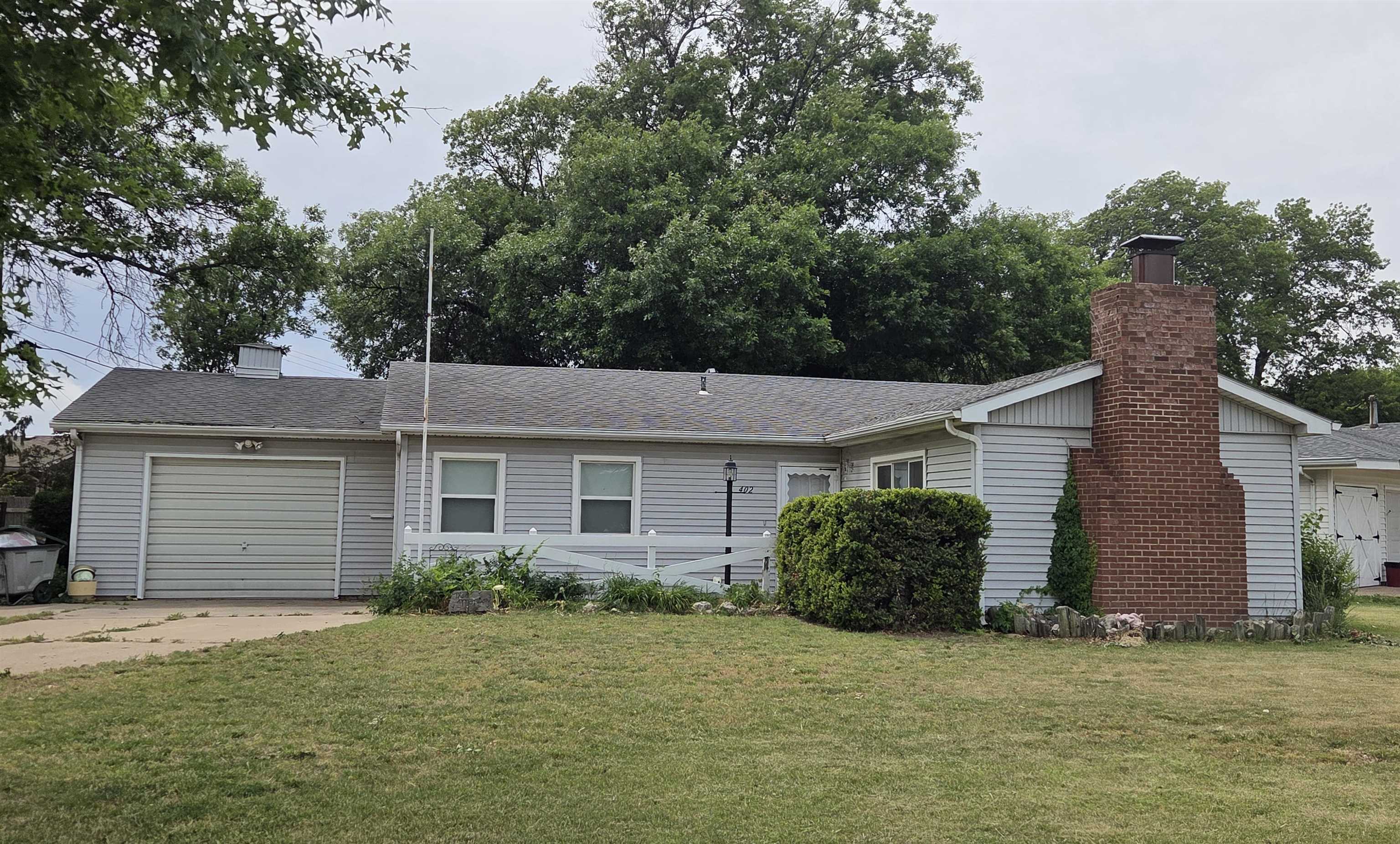 402 N Circle Dr, Wellington, KS 67152