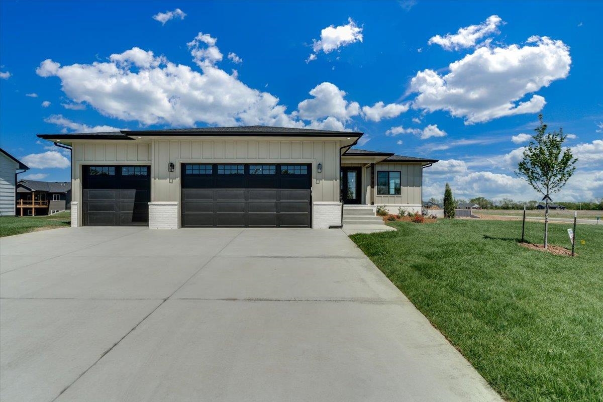 8992 E Bradford St, Wichita, KS 67210
