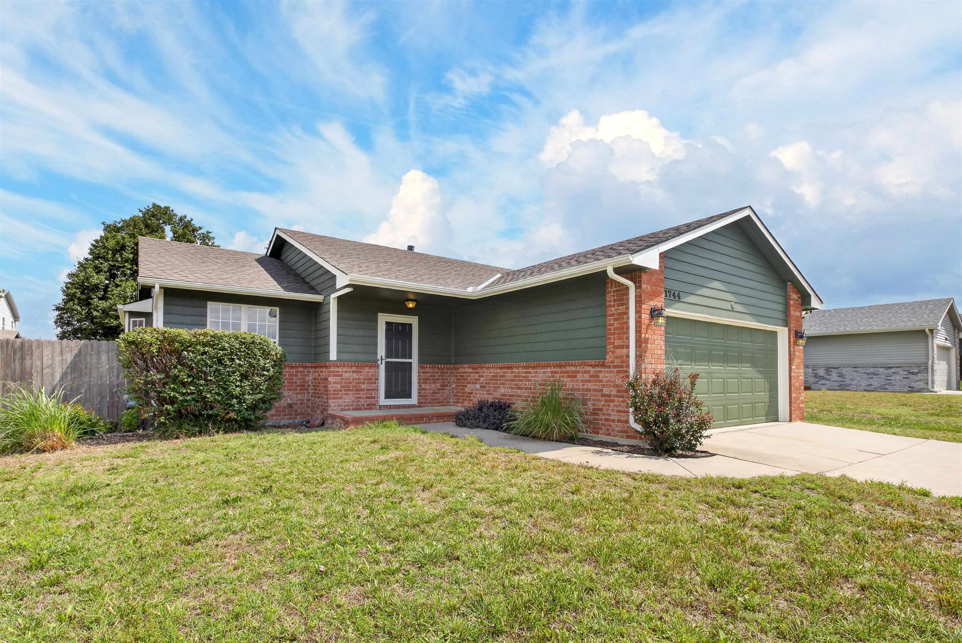 1744 N Country Walk Ln, Mulvane, KS 67110