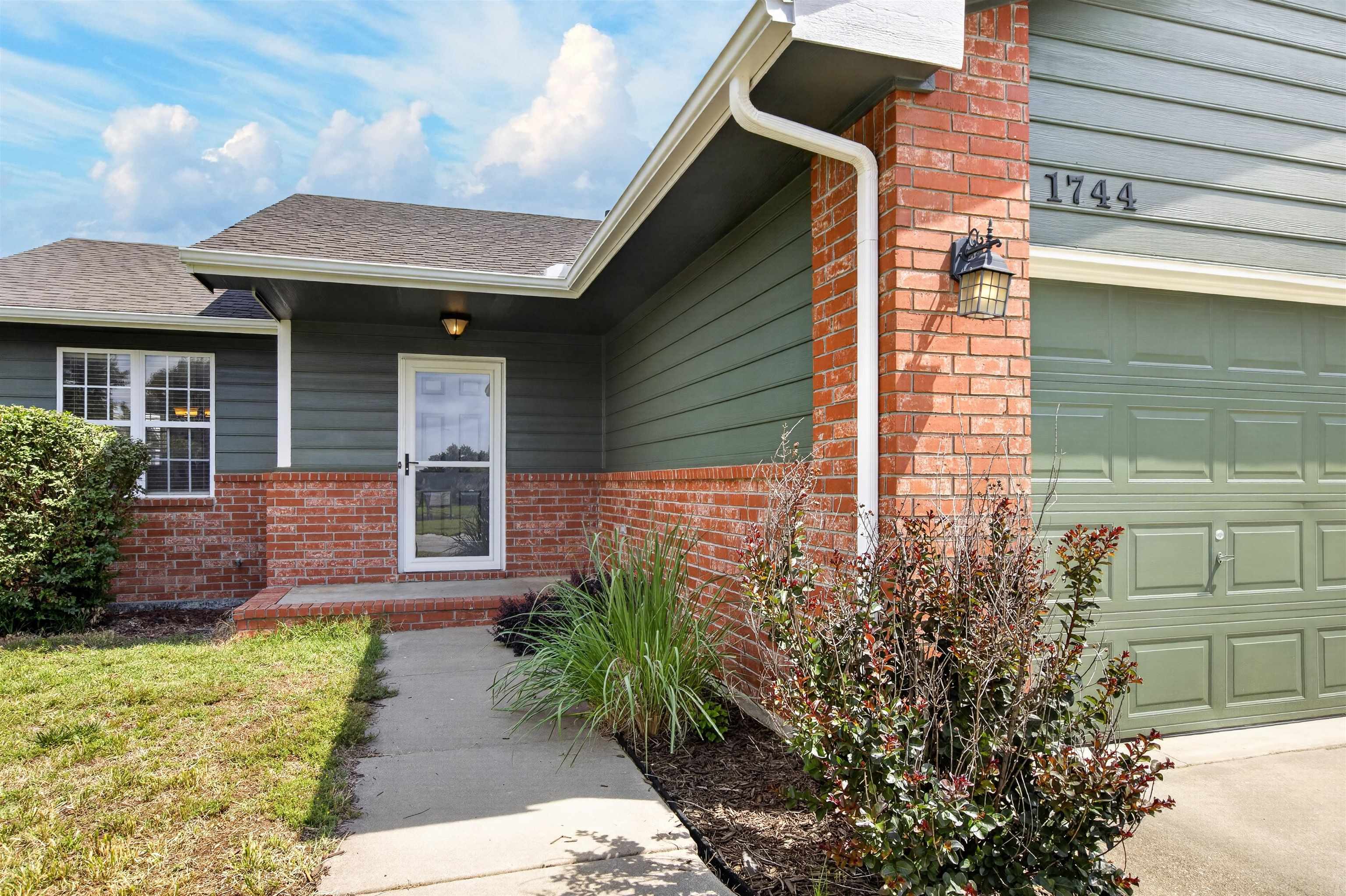 1744 N Country Walk Ln, Mulvane, KS 67110