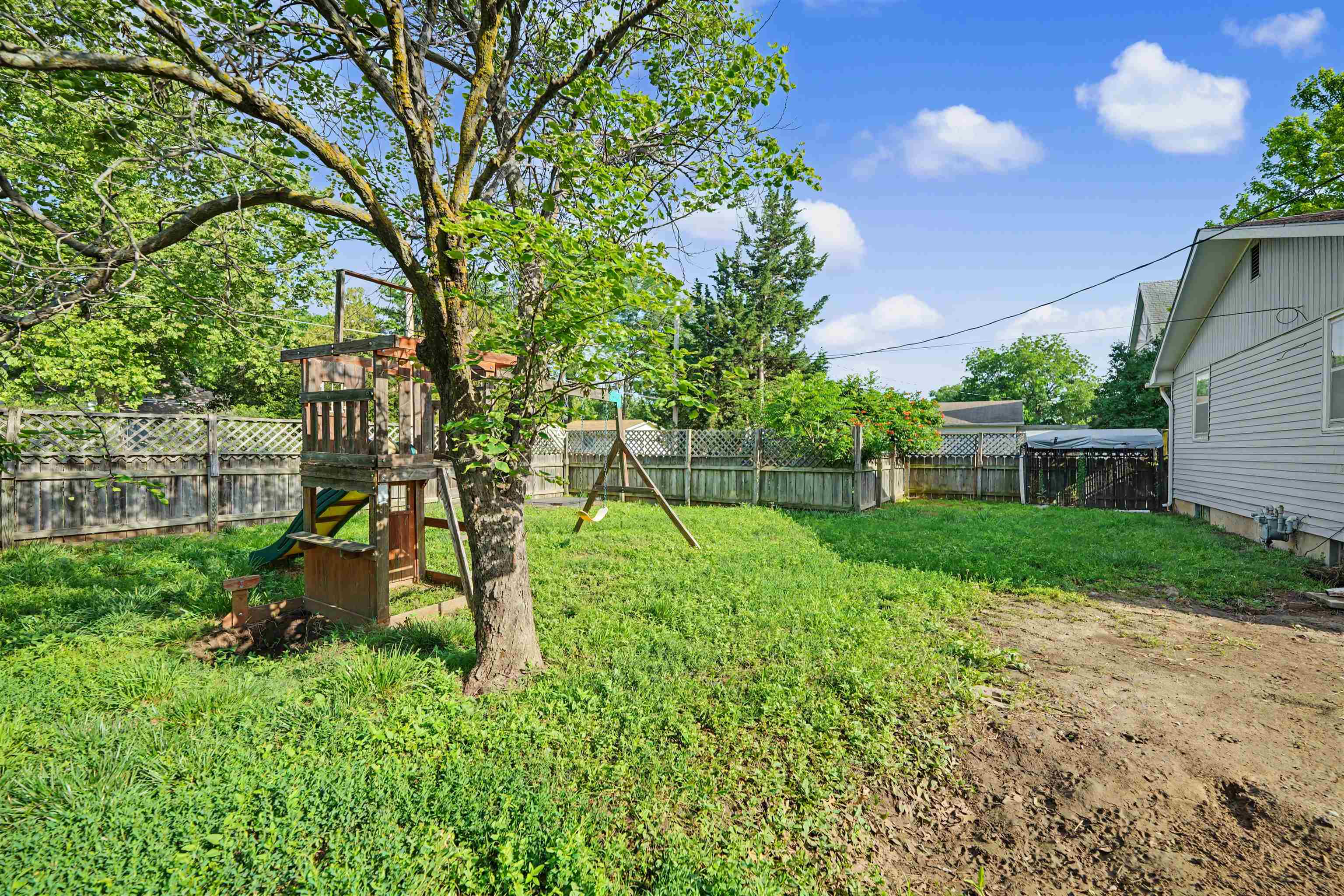 105 S Cedar St, Lindsborg, KS 67456