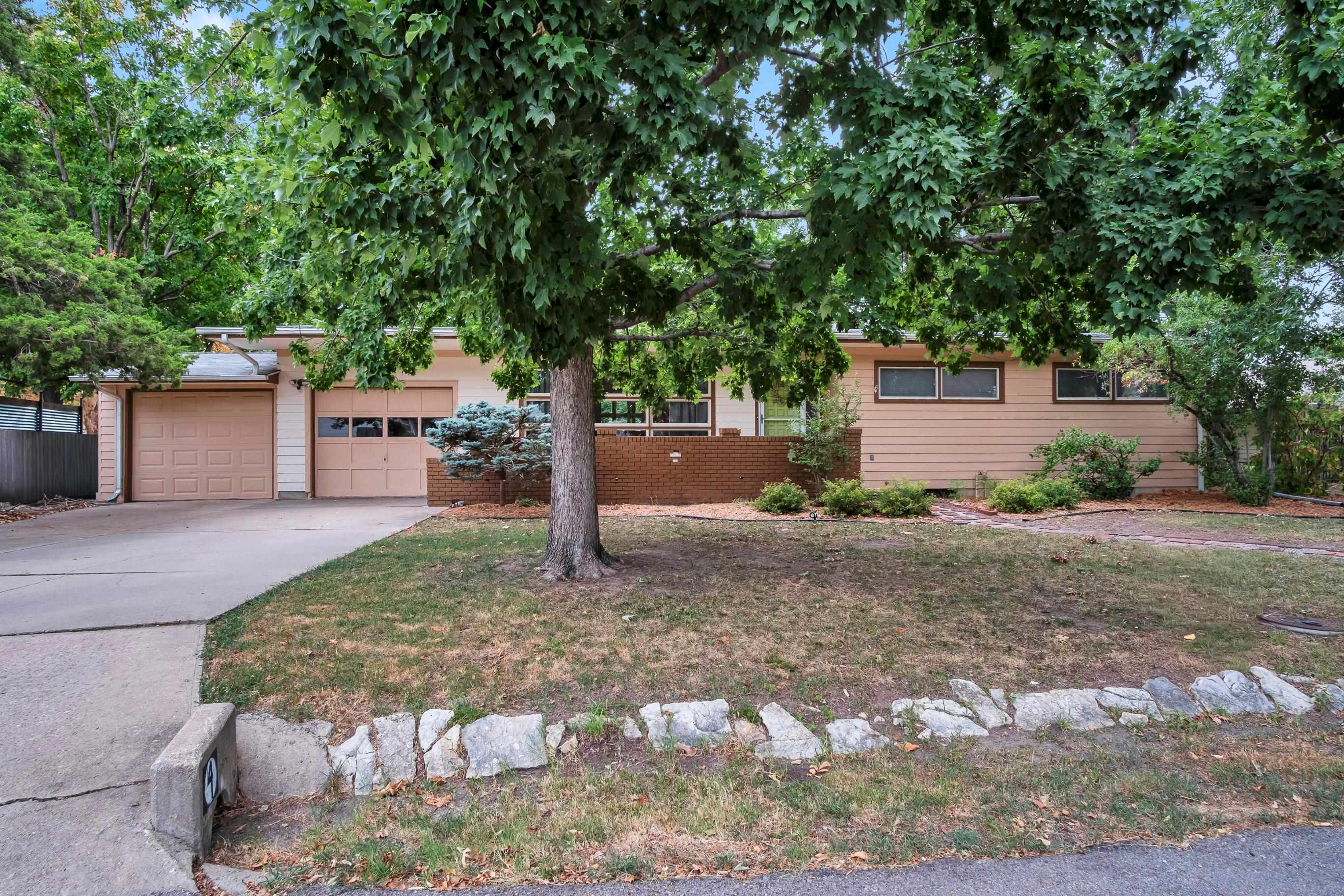 4 Cedar Dr, Newton, KS 67114