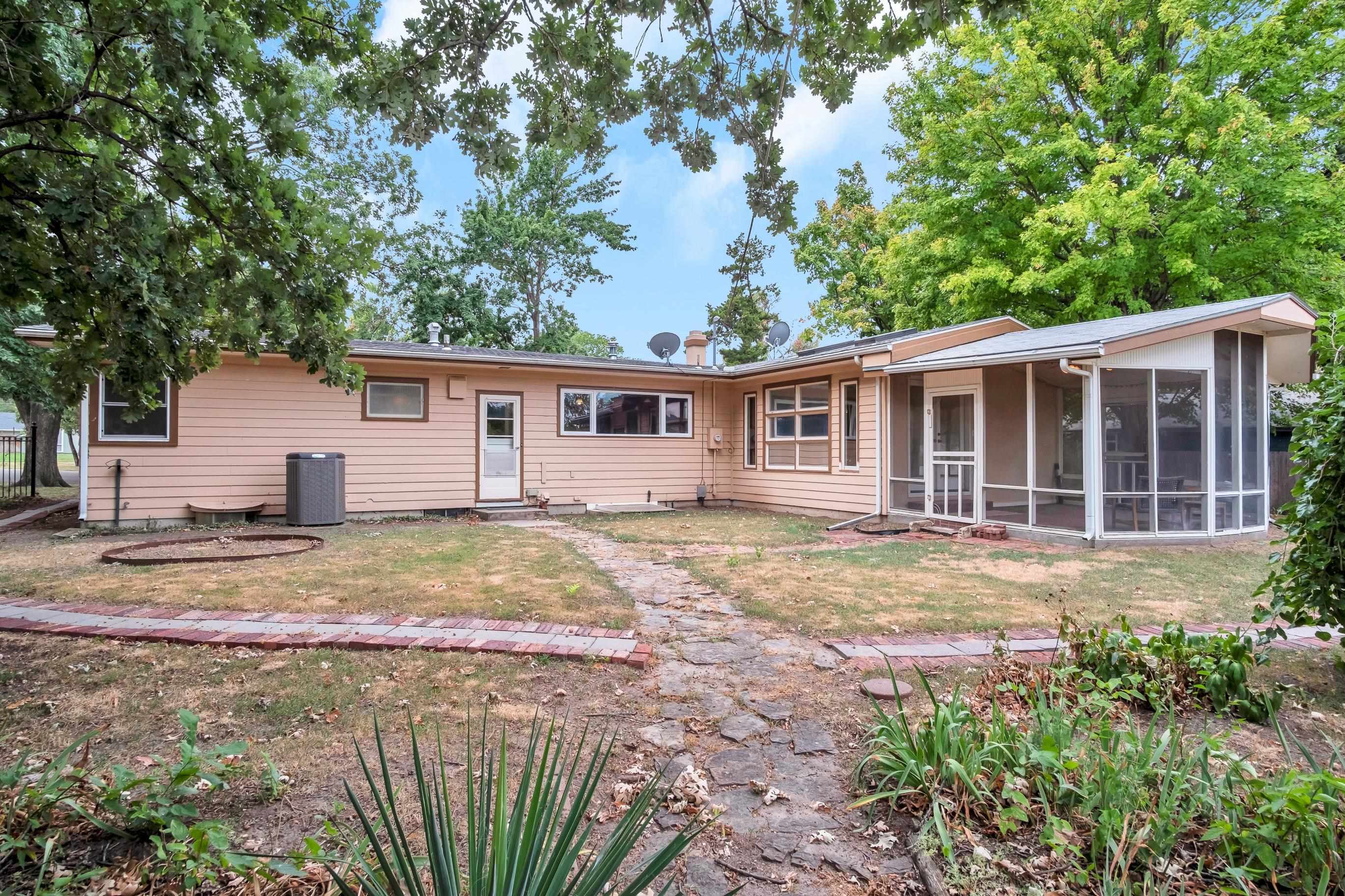 4 Cedar Dr, Newton, KS 67114