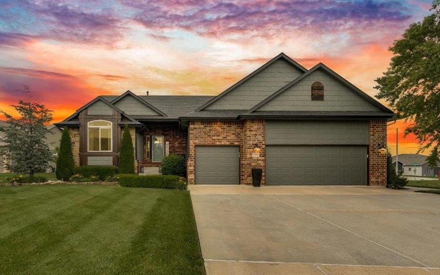 2332 N Lakeview Ct, Andover, KS 67002