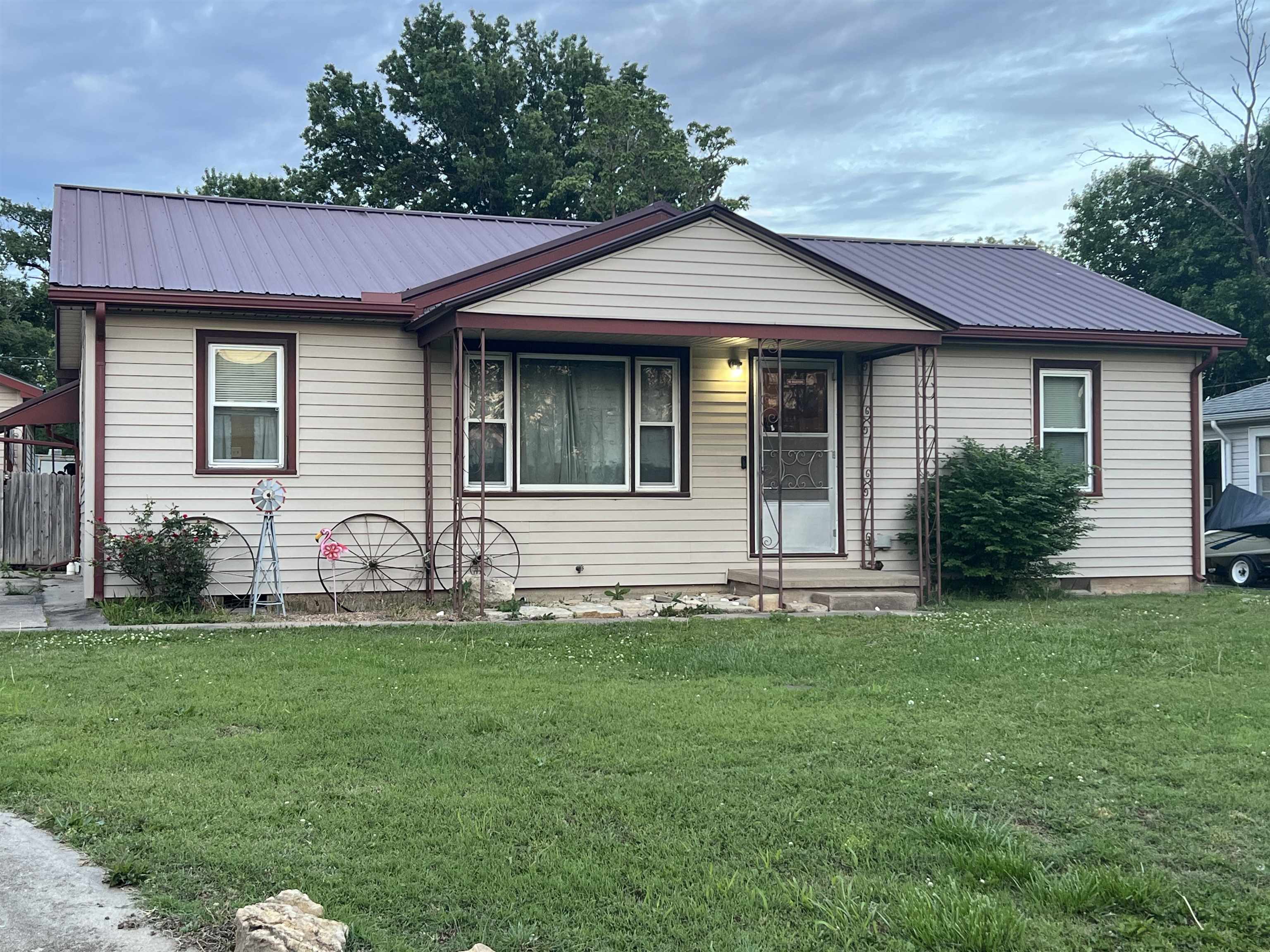 1236 N Walnut St, Eureka, KS 67045