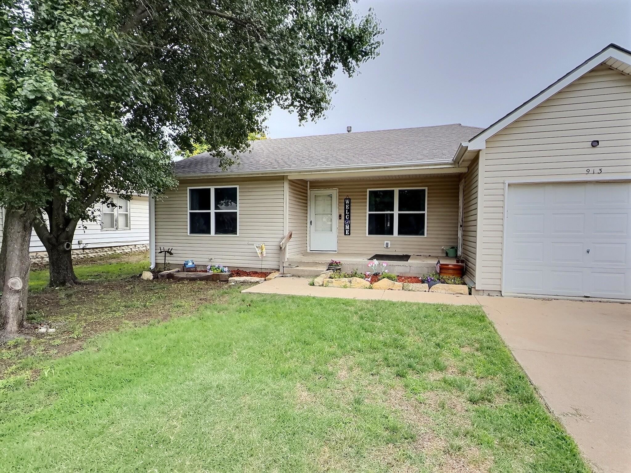 913 N C St, Wellington, KS 67152
