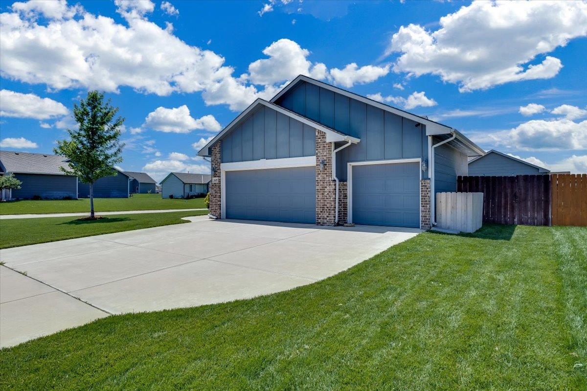 1629 N Thoroughbred St, Wichita, KS 67235