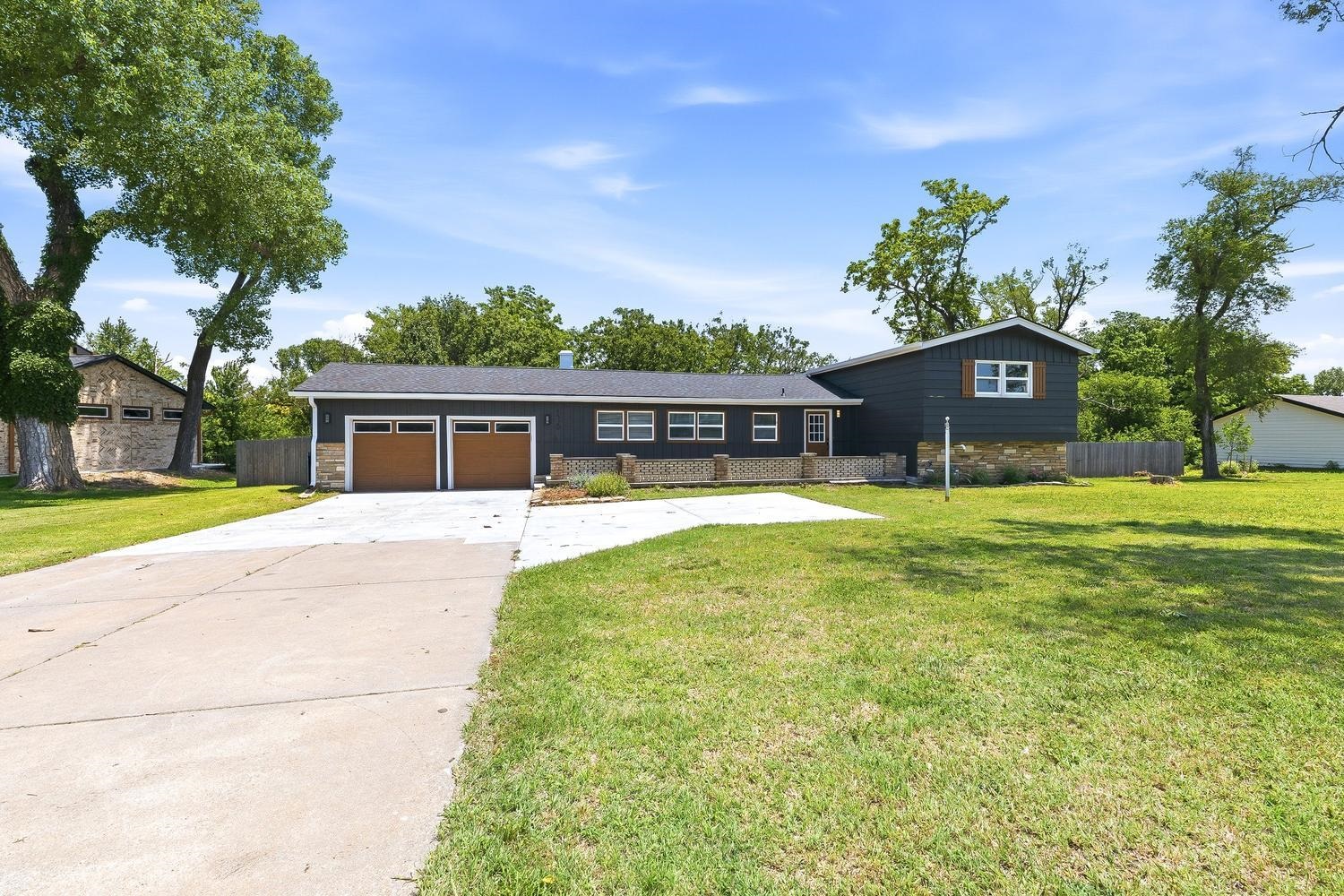 1520 S Andover Rd, Andover, KS 67002