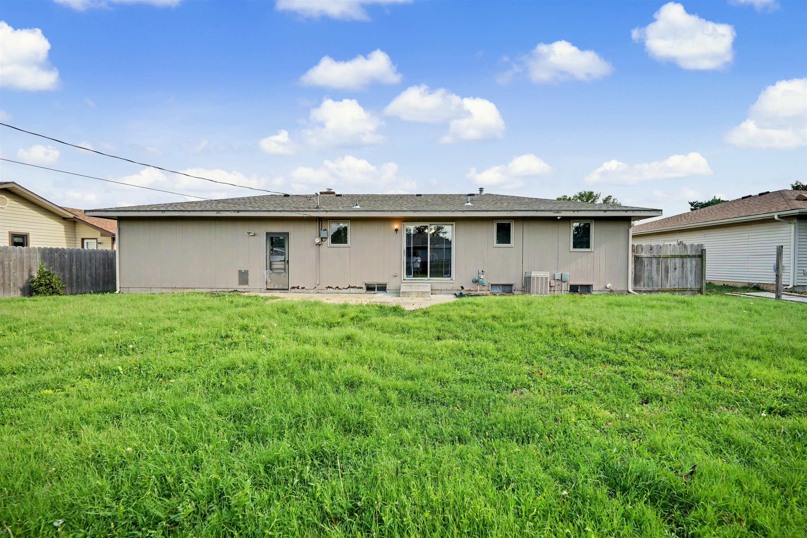 2311 Applewood Ln, Salina, KS 67401