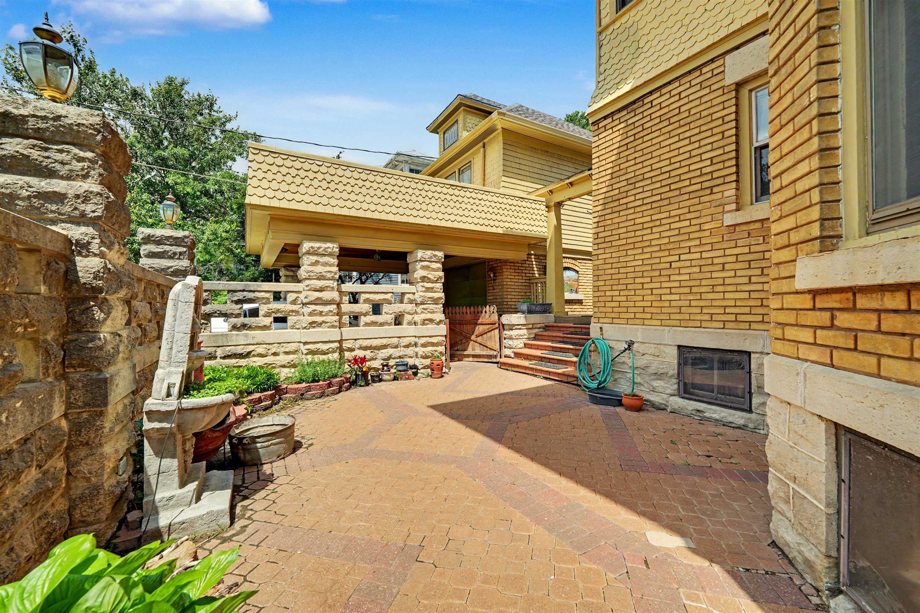340 S 8th St, Salina, KS 67401