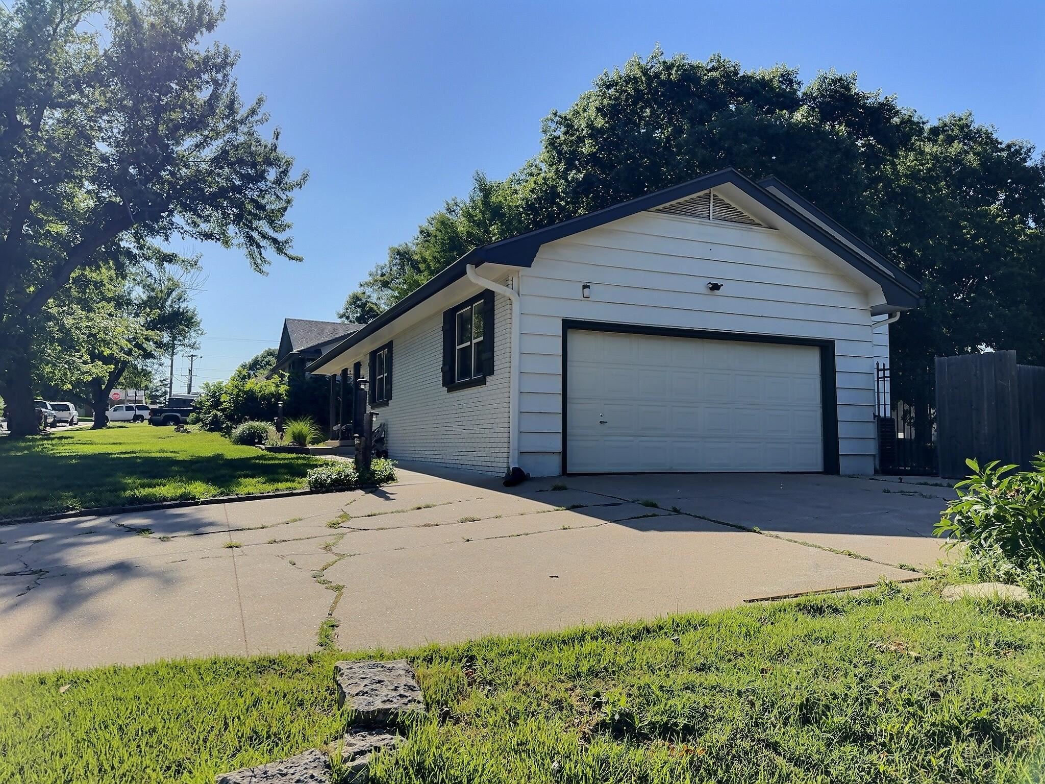 818 E Greenway Ct, Derby, KS 67037