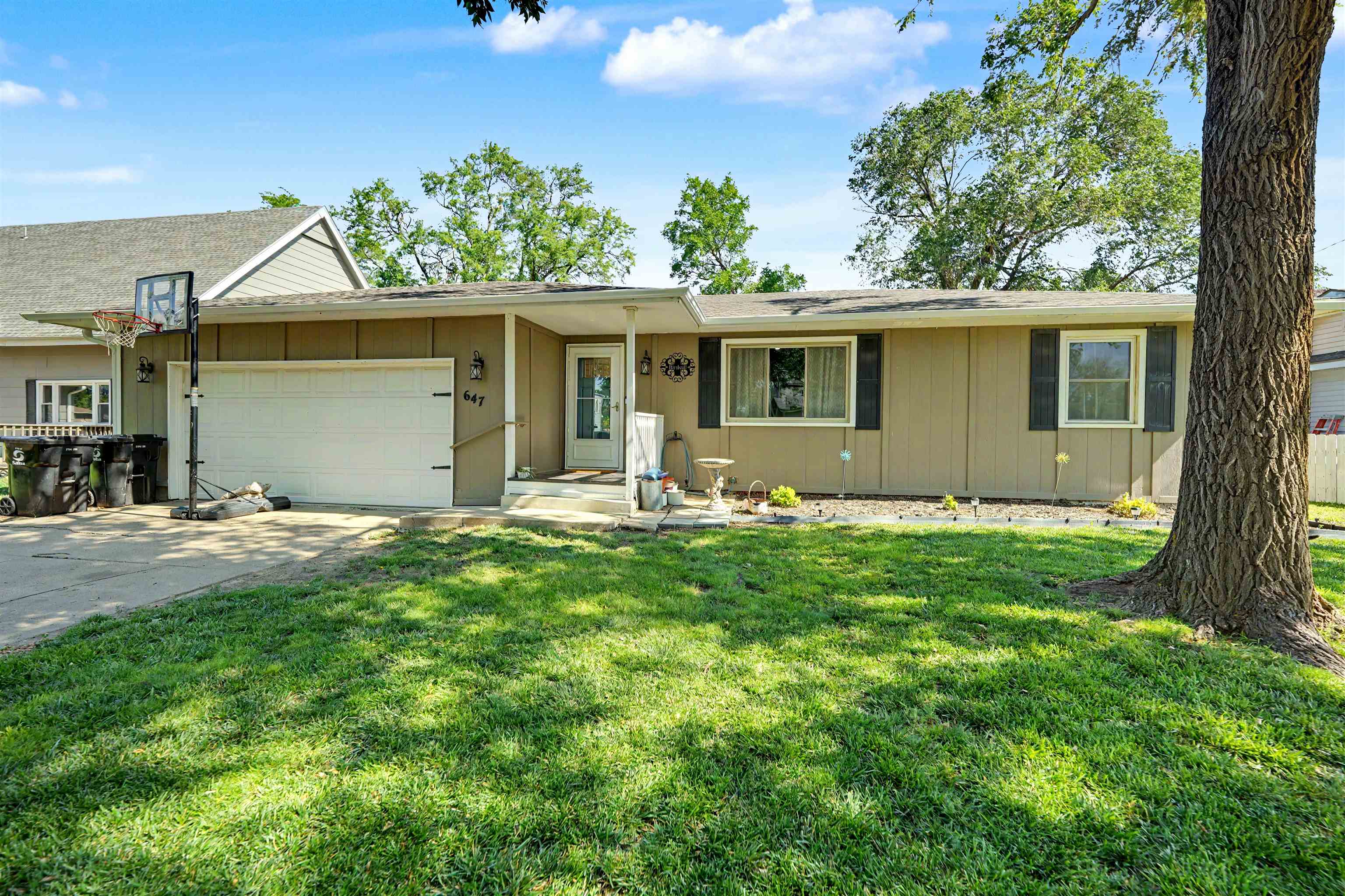 647 E Neal Ave, Salina, KS 67401