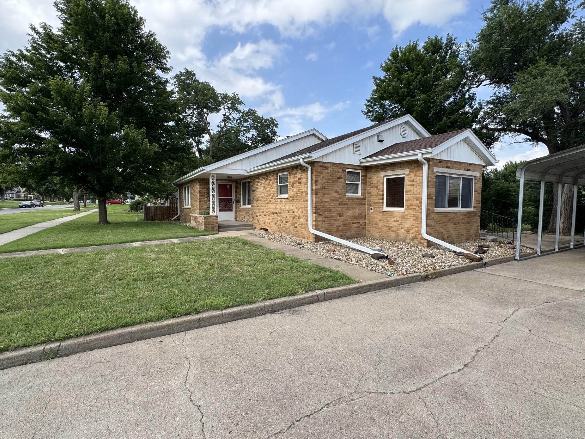 211 S First Ave, Minneapolis, KS 67467