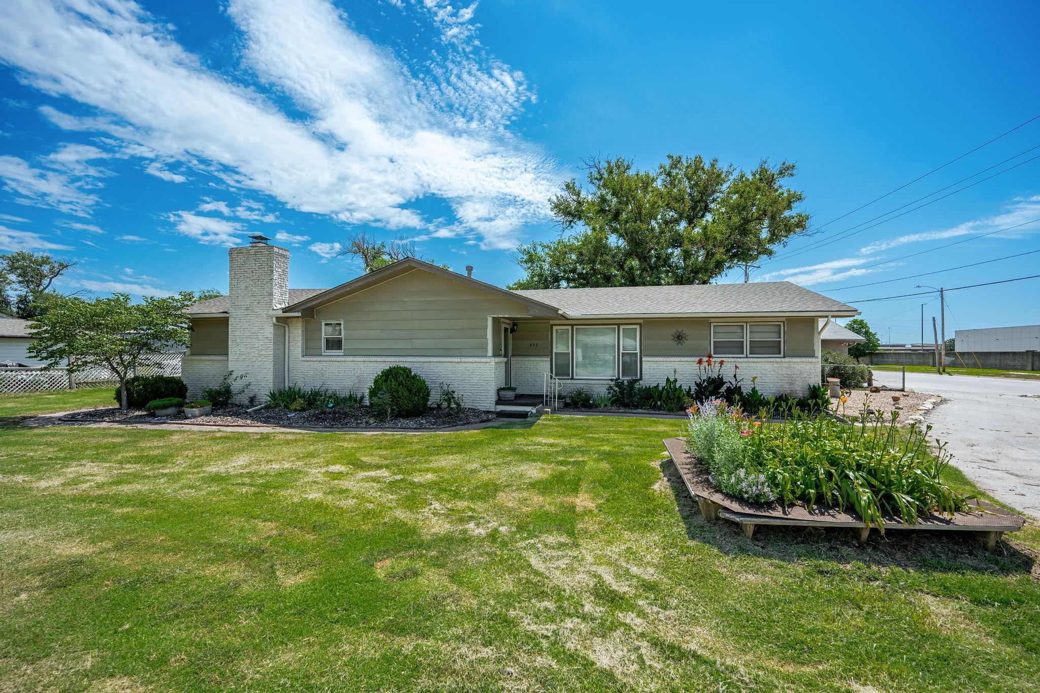 452 S Meadowhaven St, Wichita, KS 67209