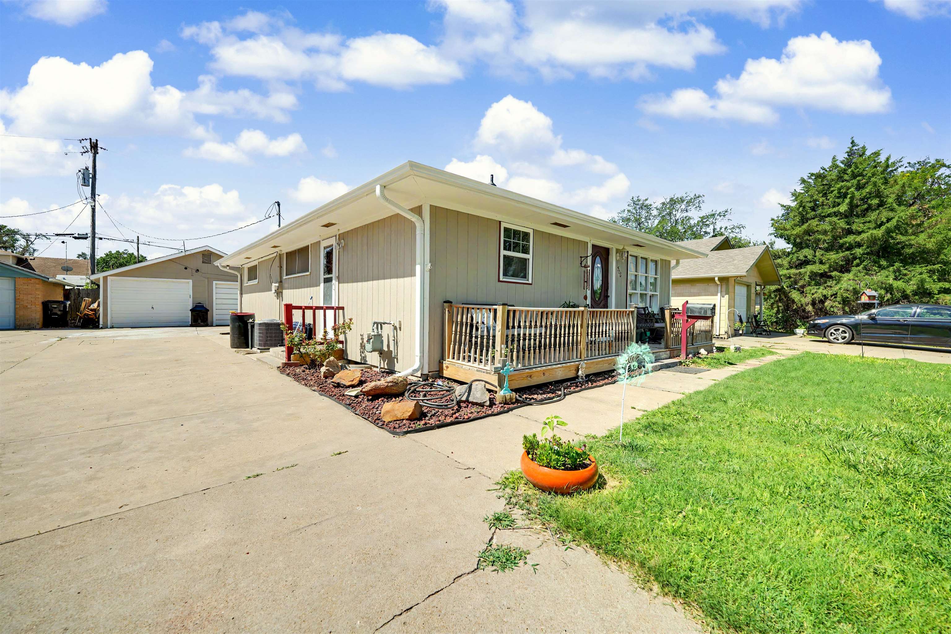 506 E Bond St, Salina, KS 67401