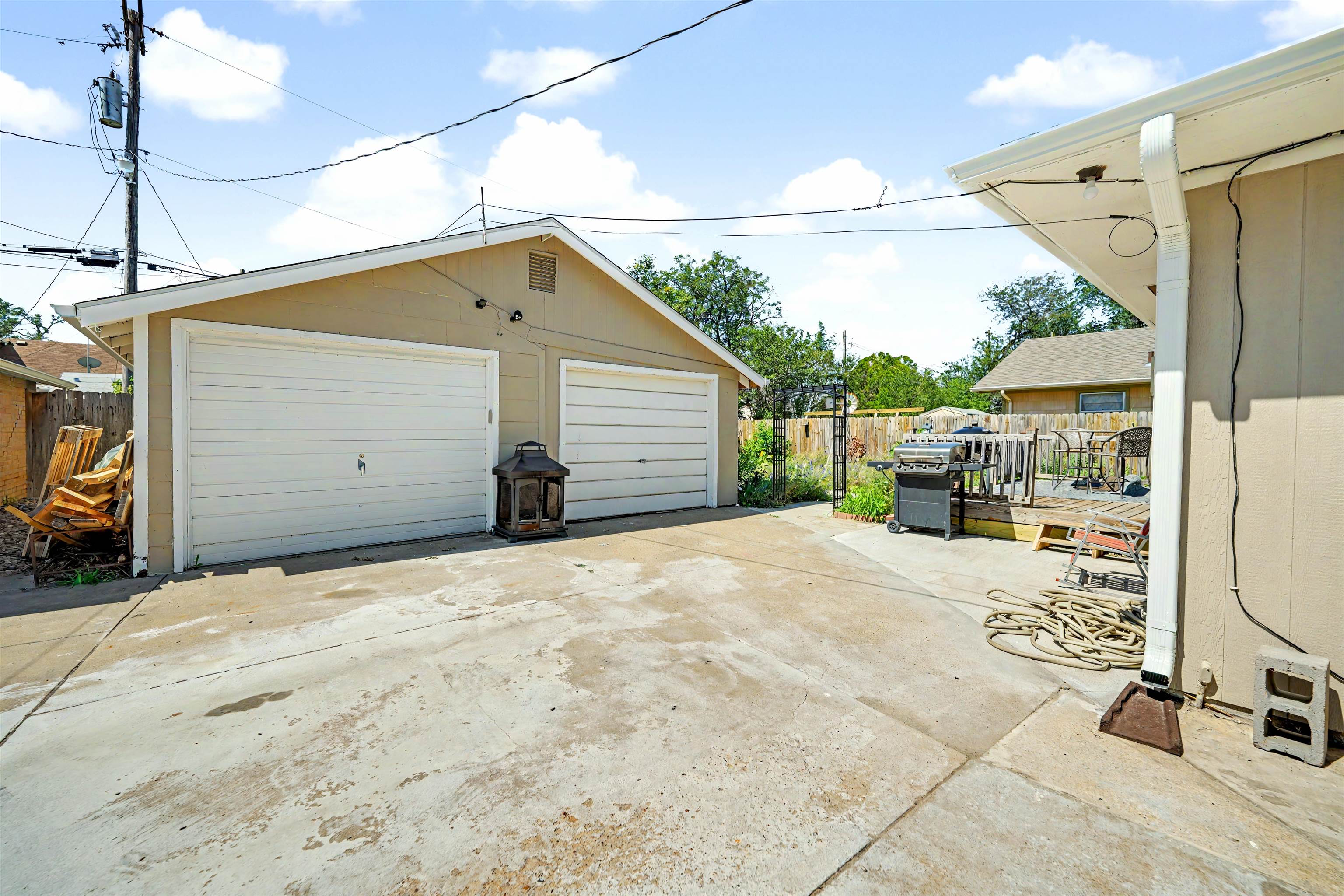 506 E Bond St, Salina, KS 67401