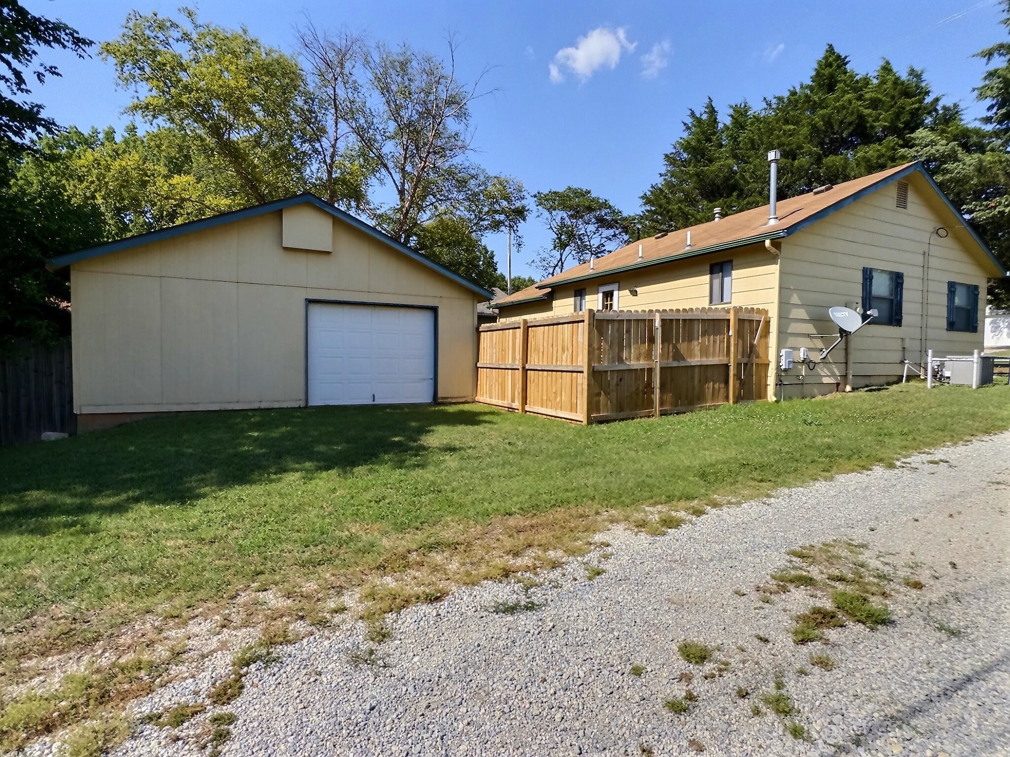 215 E Prather St #205 Fourth St, Mulvane, KS 67110