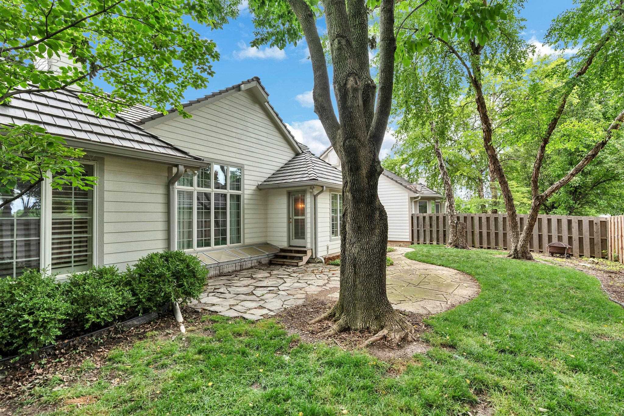 8909 E Bradford Cir, Wichita, KS 67206
