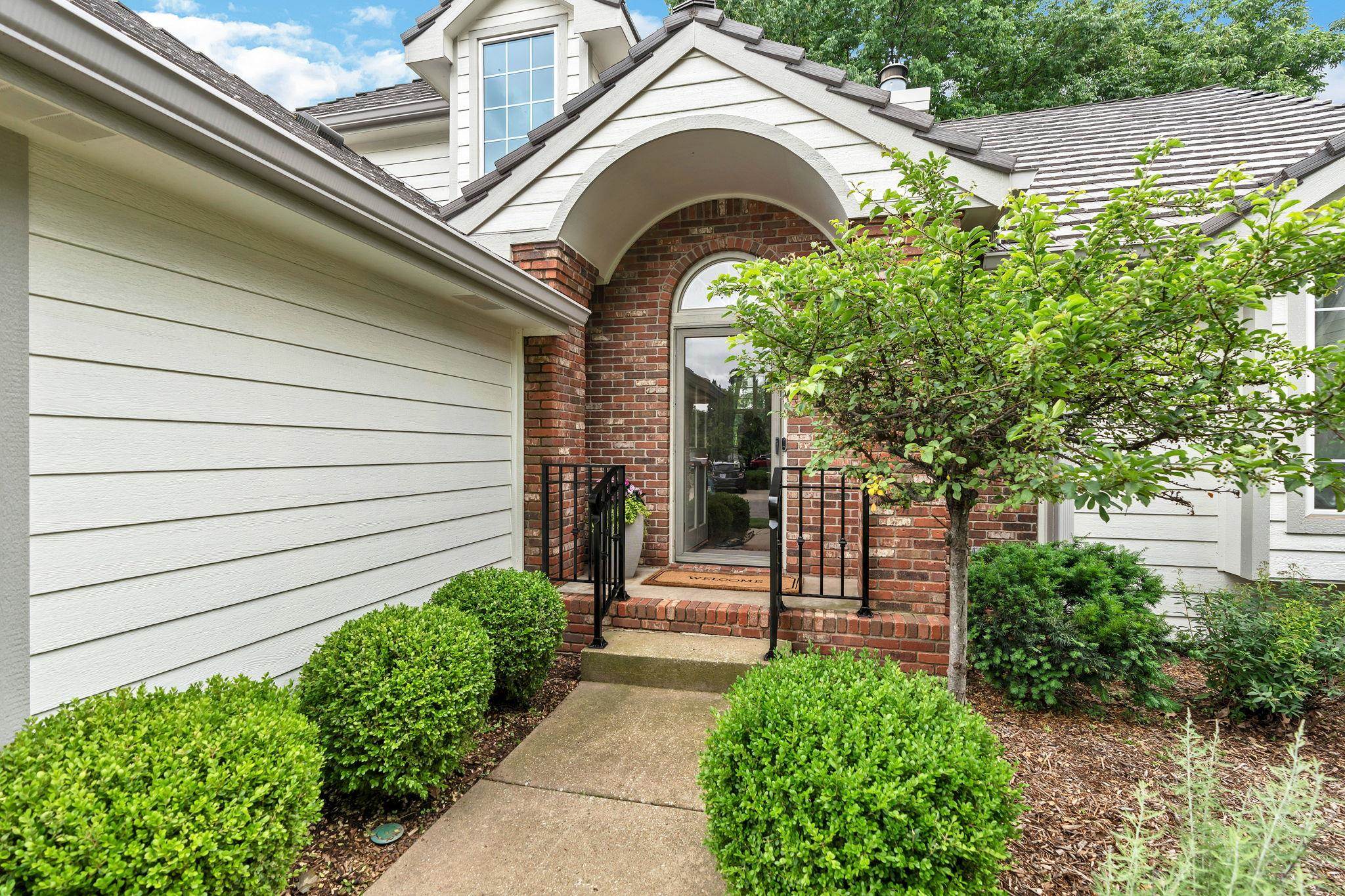 8909 E Bradford Cir, Wichita, KS 67206
