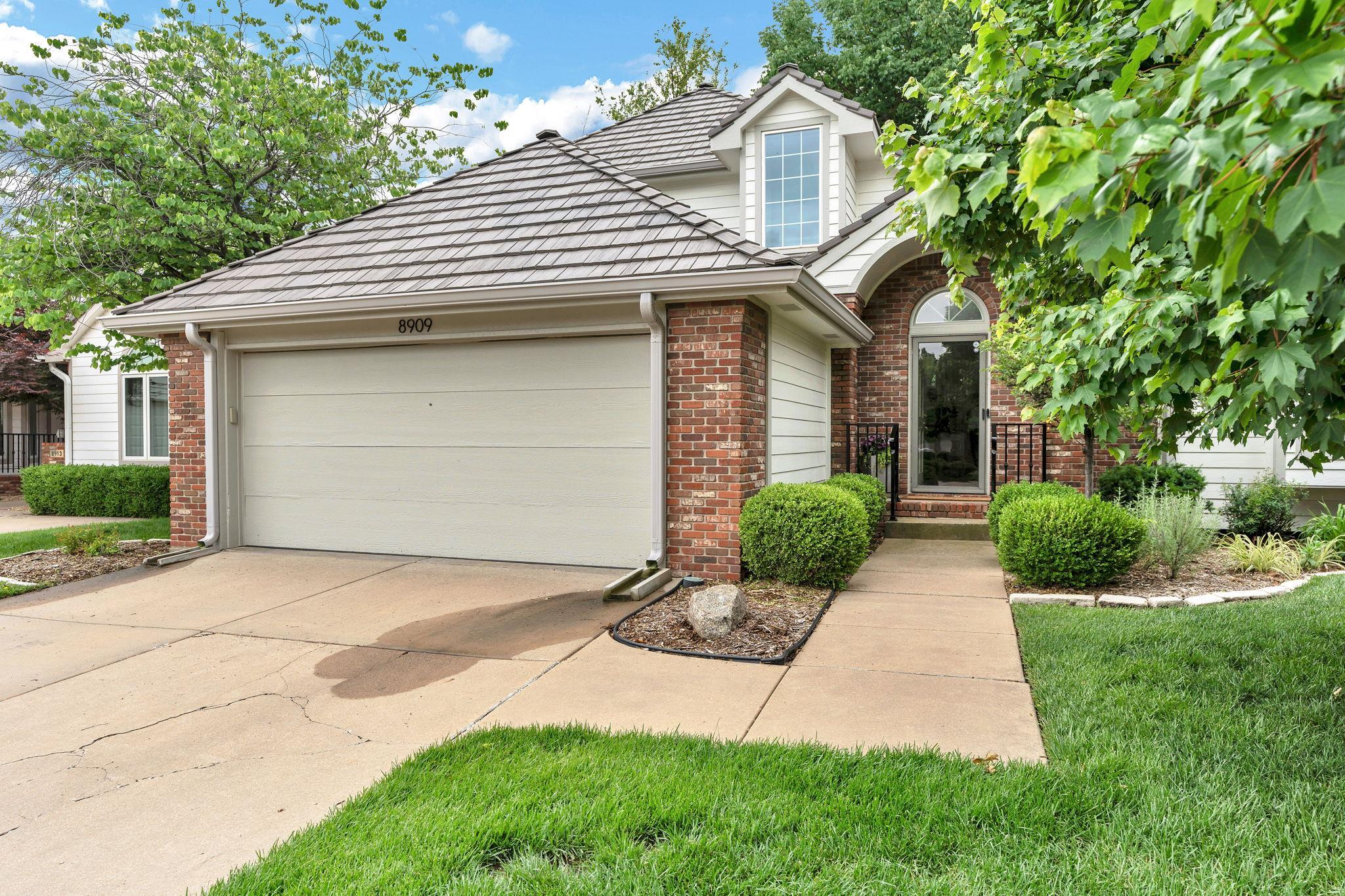 8909 E Bradford Cir, Wichita, KS 67206