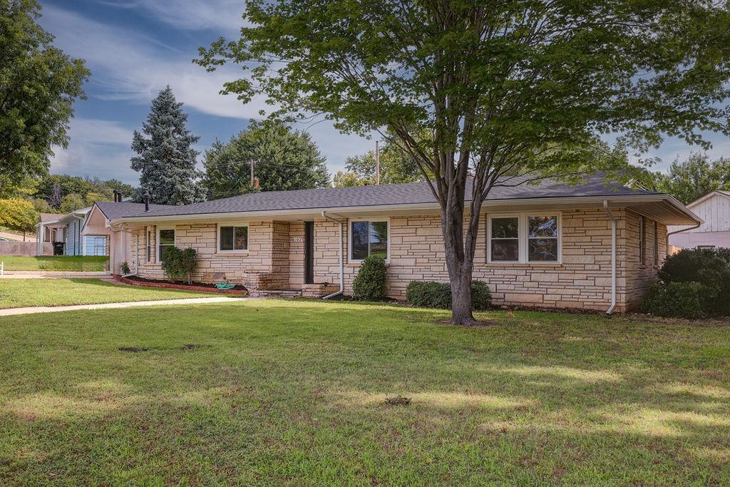 102 Highland Dr, Arkansas City, KS 67005