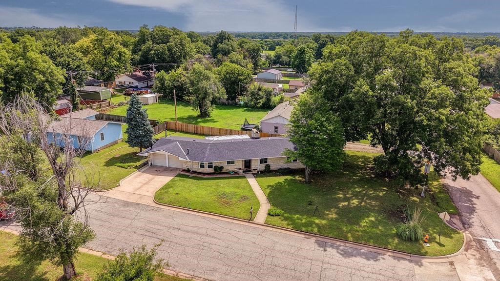 102 Highland Dr, Arkansas City, KS 67005