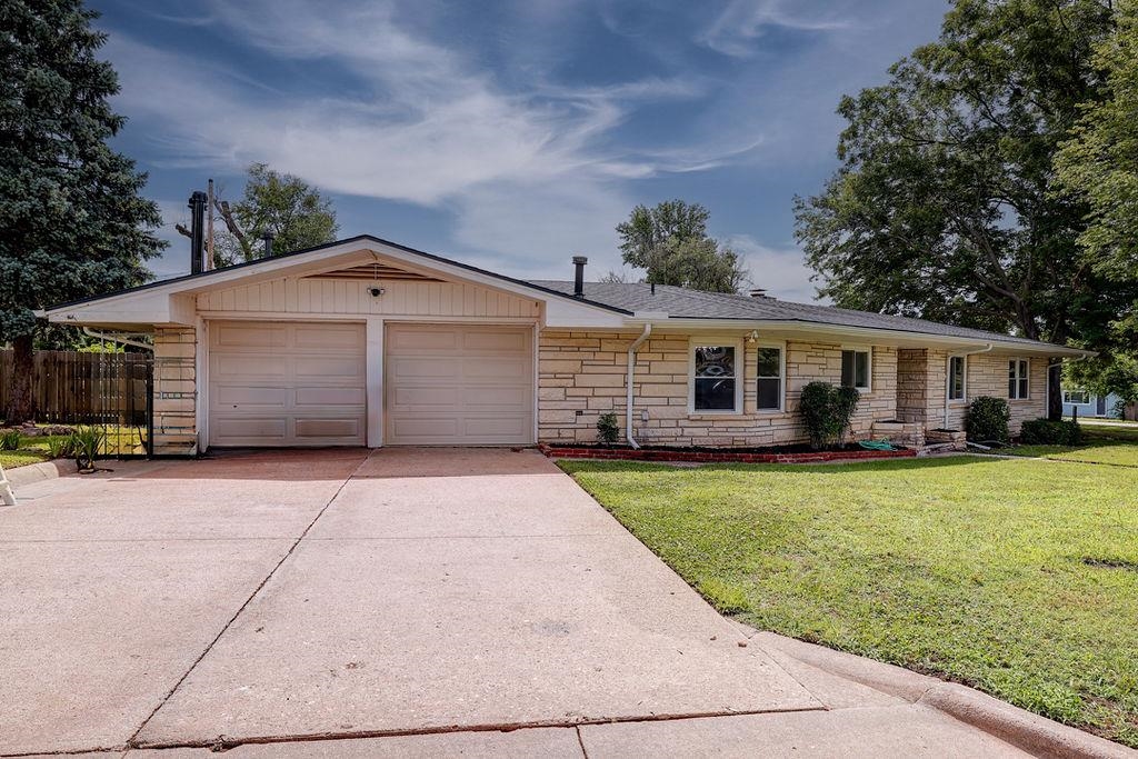 102 Highland Dr, Arkansas City, KS 67005