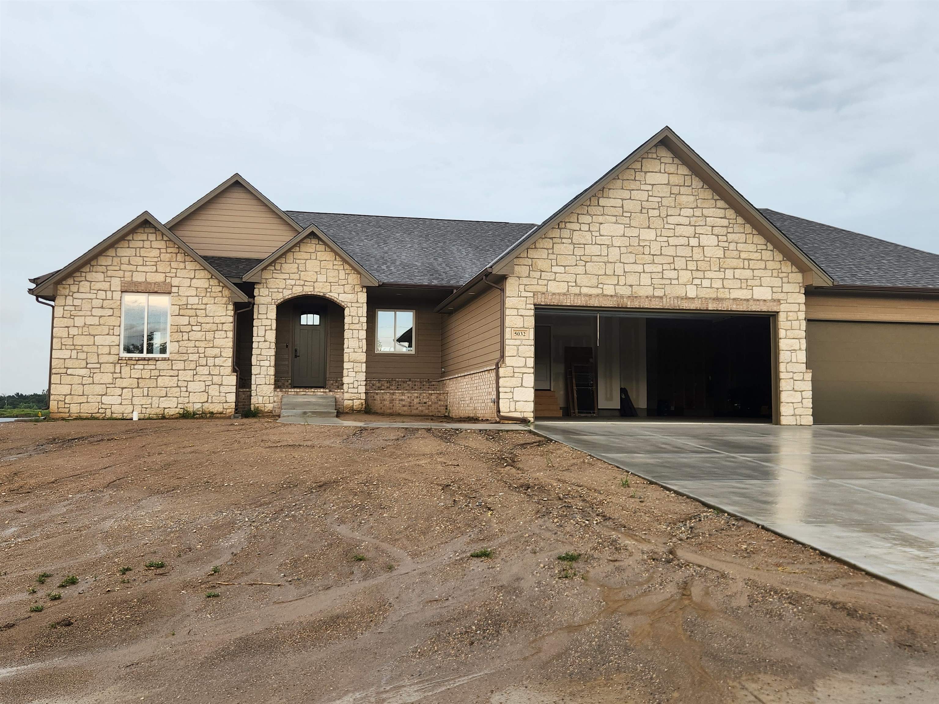5032 N Shoreside St, Maize, KS 67101