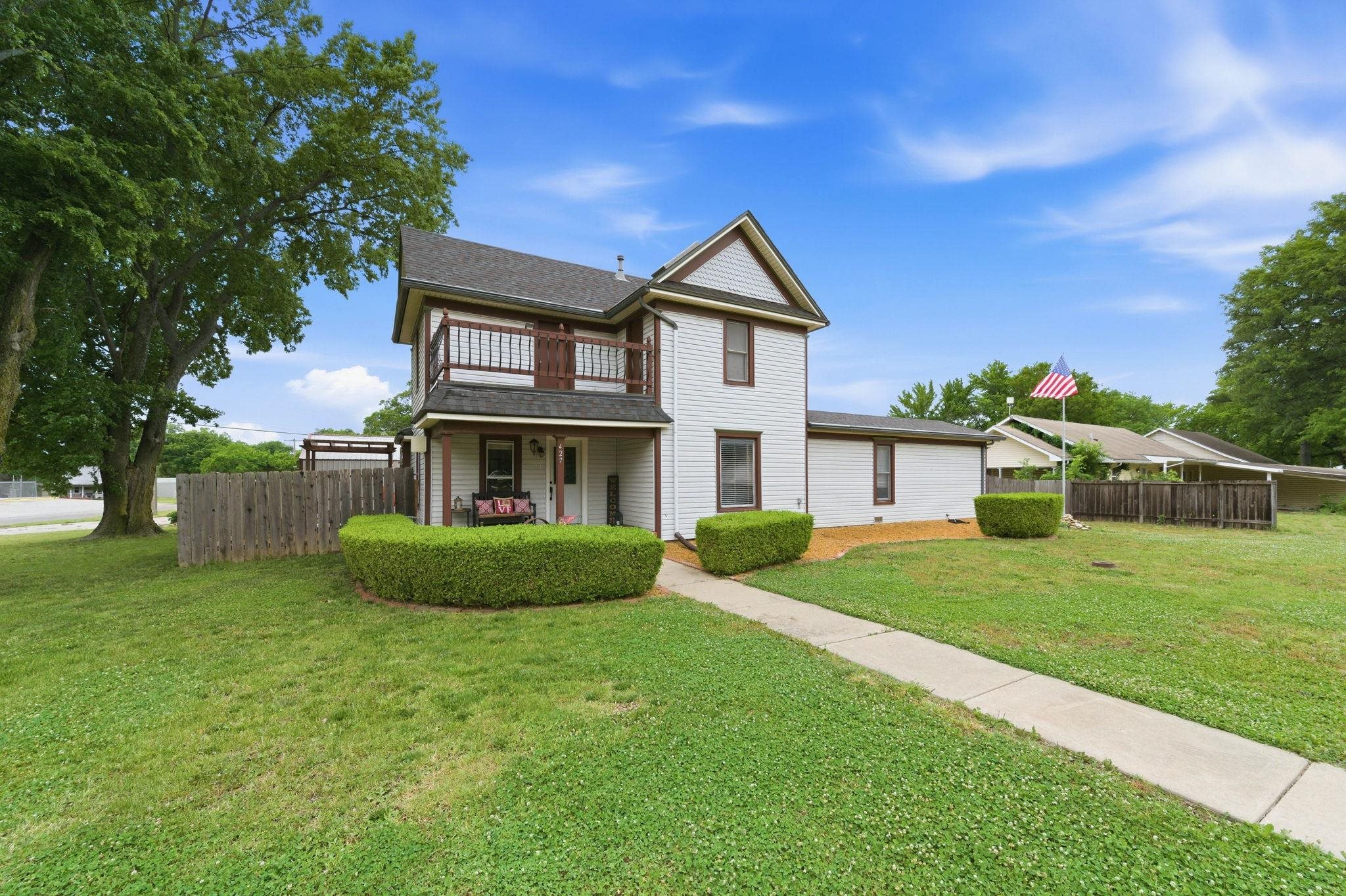 427 S Willow St, Douglass, KS 67039